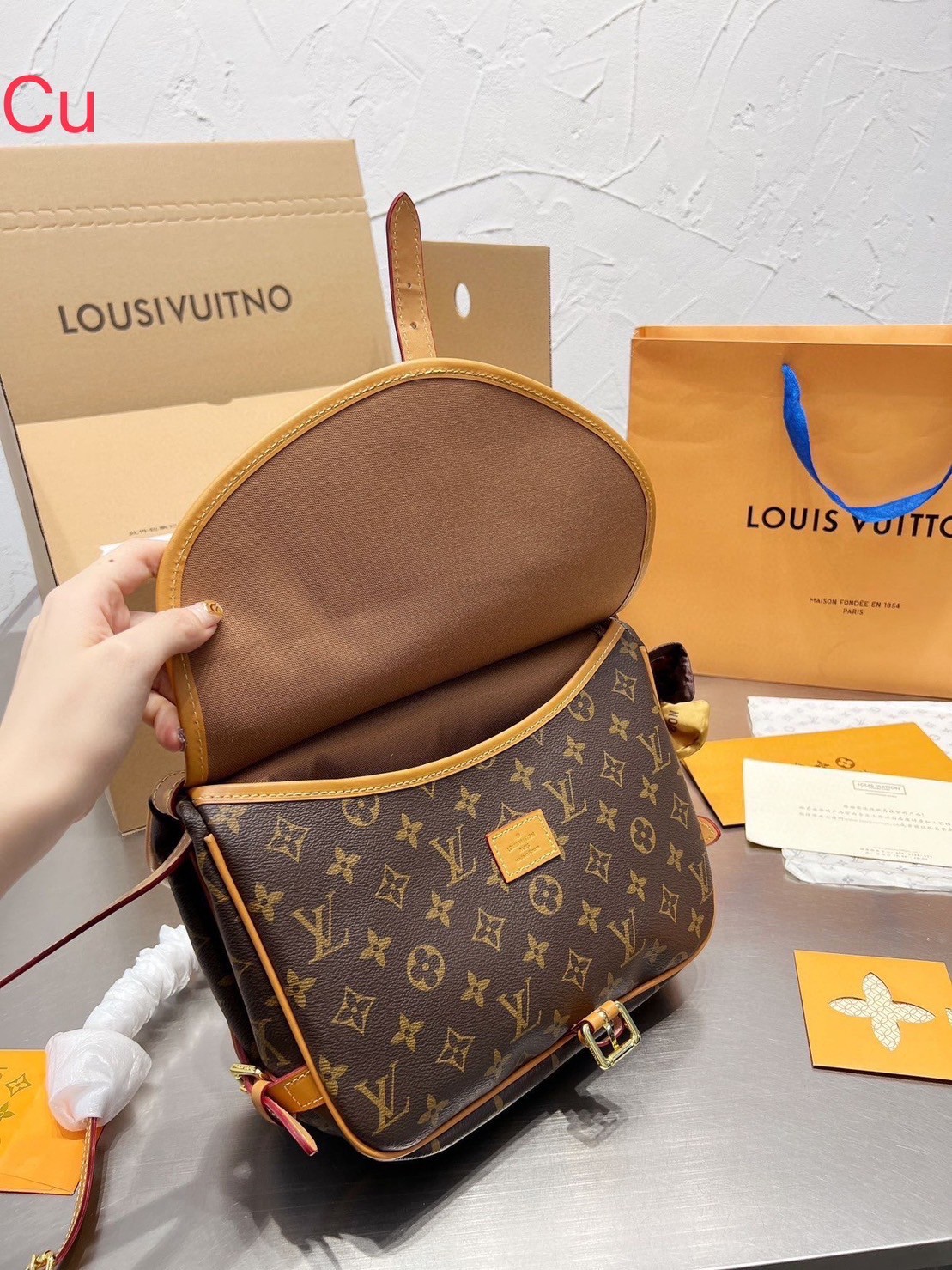 LV SAUMUR MM MONOGRAM BAG / LV Crossbody bag กระเป๋าสะพายพิมพ์ลายโมโนแกรมสุดหรูจากแบรนด์ดัง รูปทรงใช้งานง่าย ภายในจุของได้เยอะ ตอบโจทย์ให้กับทุกลุคทุกสไตล์ ใช้เป็น every ได้เลยค่ะ