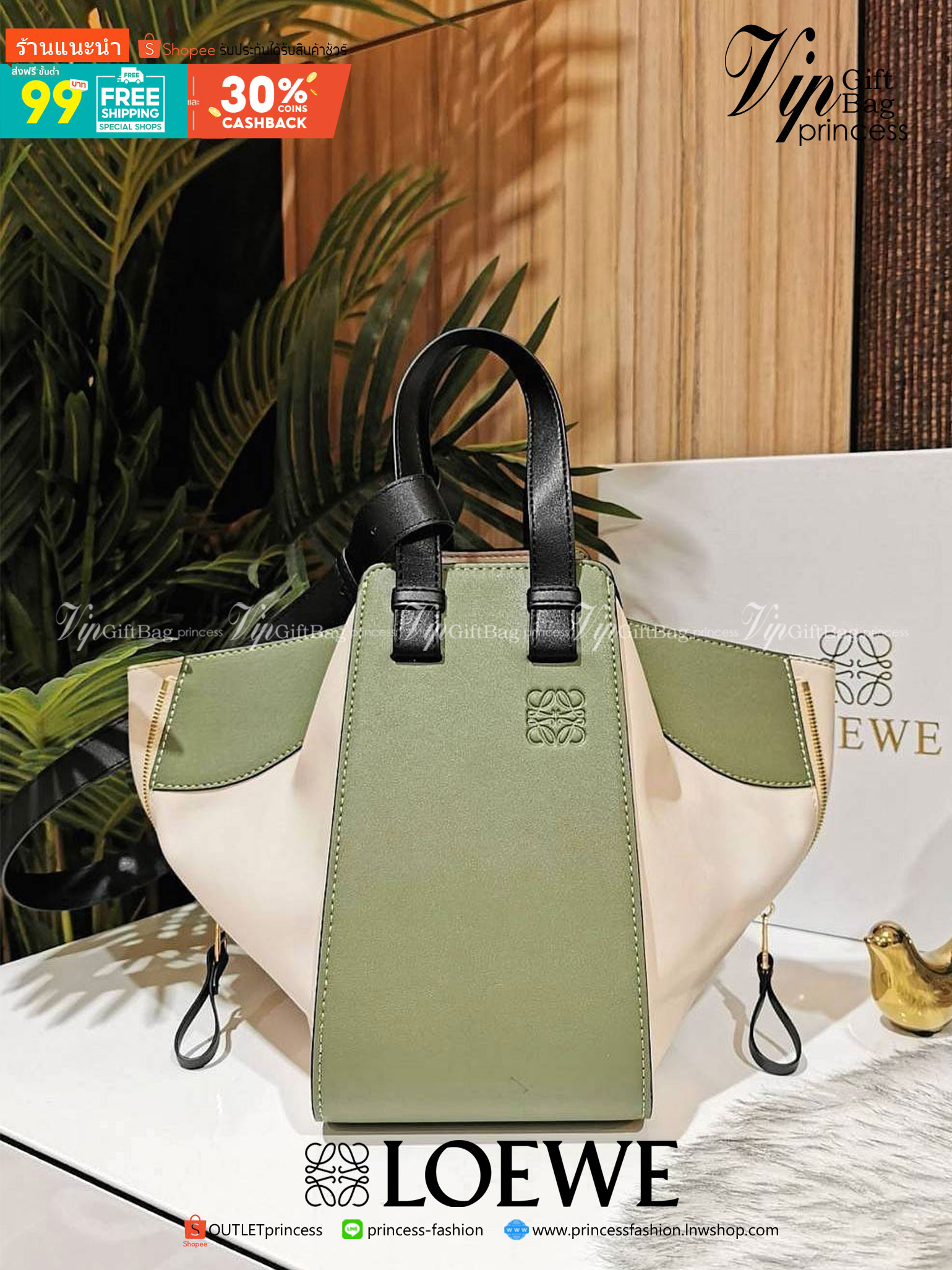 LOEWE HANDLE & SHOULDER BAG GIFT WITH PURCHASE GWP พรีเมี่ยมกิ๊ฟ Limited จาก LOEWE PERFUME DUTYFREE รุ่น Rare items สุดๆวัสดุหนังแท้ Calfskin หนังสวยดีไซน์มีเอกลักษณ์ ใบใหญ่กำลังดี น้ำหนักเบา สามารถปรับได้หลายทรงไม่จำเจ ด้านข้างมีซิปปรับขยายได้ ภายในโล่งก