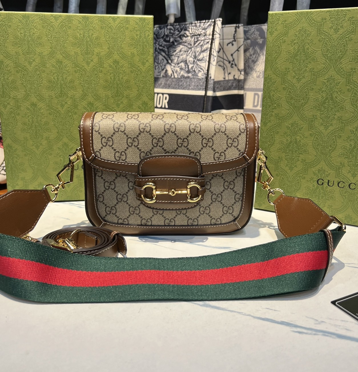 หนังแท้ GUCCI Horsebit 1955 mini bag GG Supreme canvas ที่สุดของรุ่นที่ฮอตหนักมาก คอลเลคชั่นที่ยอดขายดีตั้งแต่วันแรกที่ลง shop ด้วยรูปทรงที่กะทัดรัด ตอบโจทย์ได้ทุกลุค ทุกไลฟ์สไตล์ ใช้งานได้ง่ายคล่องตัว เรียกได้ว่าใครไม่มีได้ยังไง สวยขนาดนี้!!