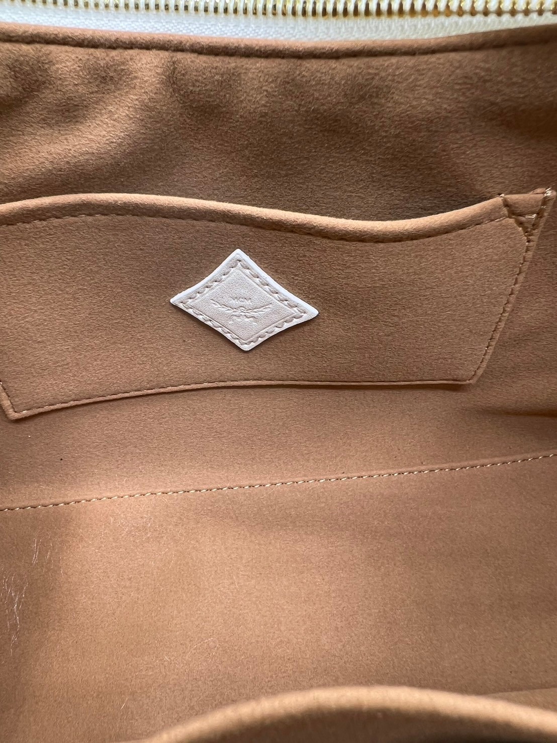 M.C.M Aren Hobo Bag in Visetos กระเป๋าสะพายทรงโฮโบ คลาสสิกทันสมัย เกรดท็อปออริ 1:1 สลับแท้ ใช้งานต่างประเทศได้