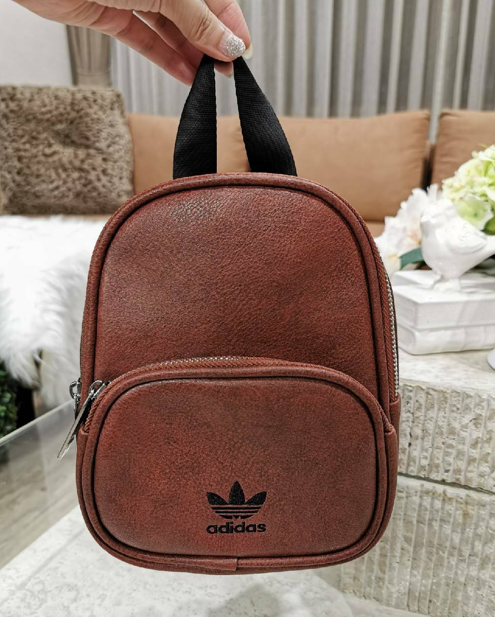 ADIDAS MINI BAGPACK กระเป๋าเป้สไตล์ Sport ขนาดมินิ กำลังน่ารัก น้ำหนักเบา ด้านหน้ามีโล้โก้และช่องซิป เปิดปิดด้วยซิปสะดวกใช้หัวซิปแบรนด์ ภายในมีโลโก้และช่องใส่ของ มีหูจับถนัดมือ สายสะพายเลื่อนปรับระดับได้ freesize ไอเท็มใหม่ดีไซน์สุดฮิต พร้อมส่งที่ไทยในราค