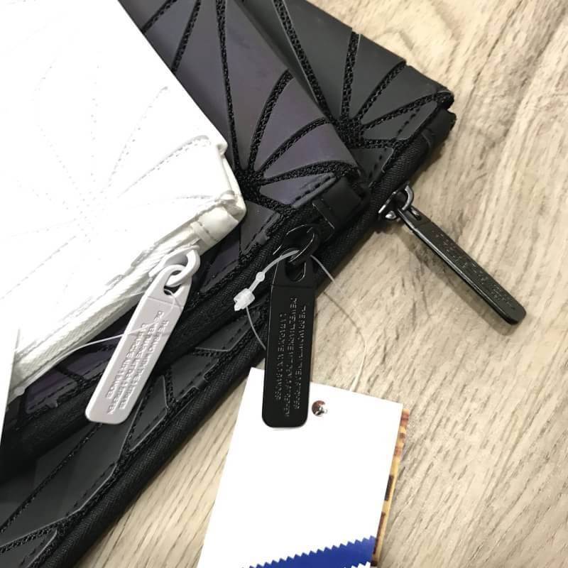 Adidas Originals 3D Clutch Bag Y2018 ดีไซน์สุดฮิตสไตล์ ISSEY MIYAKE ใช้ได้ทั้งชาย&หญิง ขนาดกำลังดี ด้านหน้ามีโลโก้แบรนด์ เปิดปิดด้วยซิปสะดวกใช้ หัวซิปอะไหล่ปั้มแบรนด์สวยดูดี ใบใหญ่กำลังดี ภายในมีโลโก้สามารถใส่หนังสือ เอกสาร A4 / ipad / Labtop กระเป๋าสตางค