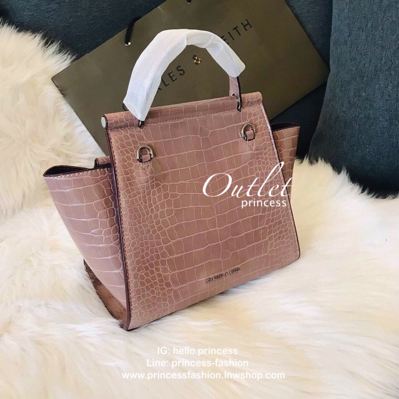 CHARLES & KEITH CROC-EFFECT TRAPEZE BAG กระเป๋าสะพายรุ่นใหม่ล่าสุด วัสดุหนังเรียบเงาสวย นิ่ม น้ำหนักเบา อะไหล่เงิน เปิดปิดกระเป๋าแบบกดล็อก ด้านในโล่งกว้างมีช่องซิปสำหรับใส่ของ ใส่กระเป๋าสตางค์ใบยาว Iphone+ได้ทุกรุ่น มาพร้อมสายสะพายยาวถอด-ปรับได้ฟรีไซร์ จน
