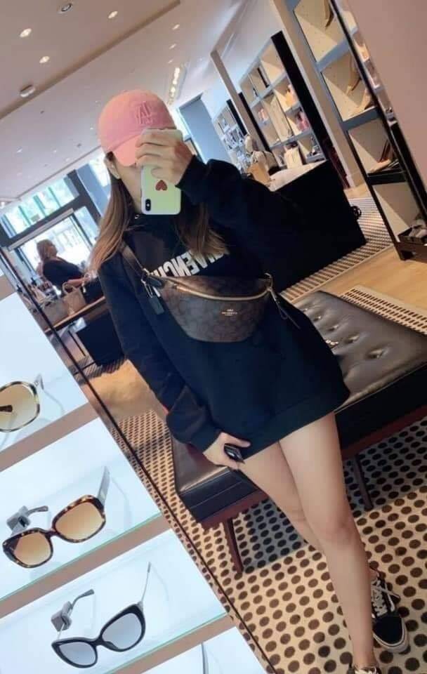 COACH F48740 BELT BAG IN SIGNATURE CANVAS กระเป๋าคาดอกทรง Unisex ที่ขายดีถล่มทลาย!! ขายได้ตลอดปี!! สวยเท่ทุกสี วัสดุหนังแคนวาสเคลือบคุณภาพดี ทนทาน ใช้งานง่าย ภายในเป็นช่องโล่ง เหมาะสำหรับคนที่ชอบพกอะไรง่ายๆ รับรองตอบโจทย์น้า