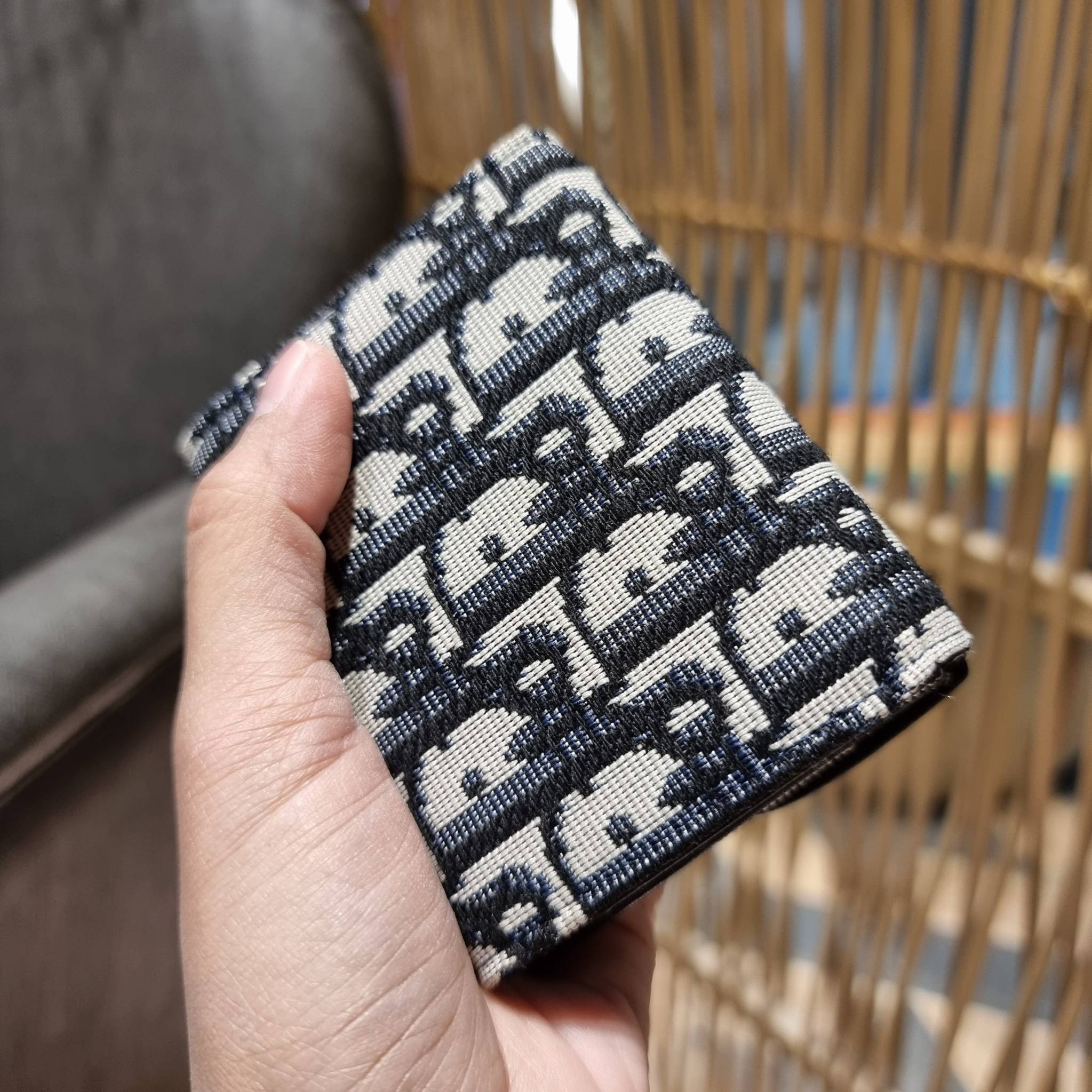 VIP 】CD MULTI WALLET WITH GWP กระเป๋าสตางค์ขนาดเหมาะมือ กะทัดรัดไม่กินพื้นที่ พรีเมี่ยมกิ๊ฟจากเคาน์เตอร์ ดีไซน์แบบพับ ใช้งานง่าย น่ารักน่าใช้จริงๆ วัสดุผ้าแคนวาสปักลาย สลับหนังแท้ภายใน ภายในมีช่องใส่บัตร ใส่ธนบัตรได้ สะดวกใช้มากๆ มาพร้อม box set ในราคาที่