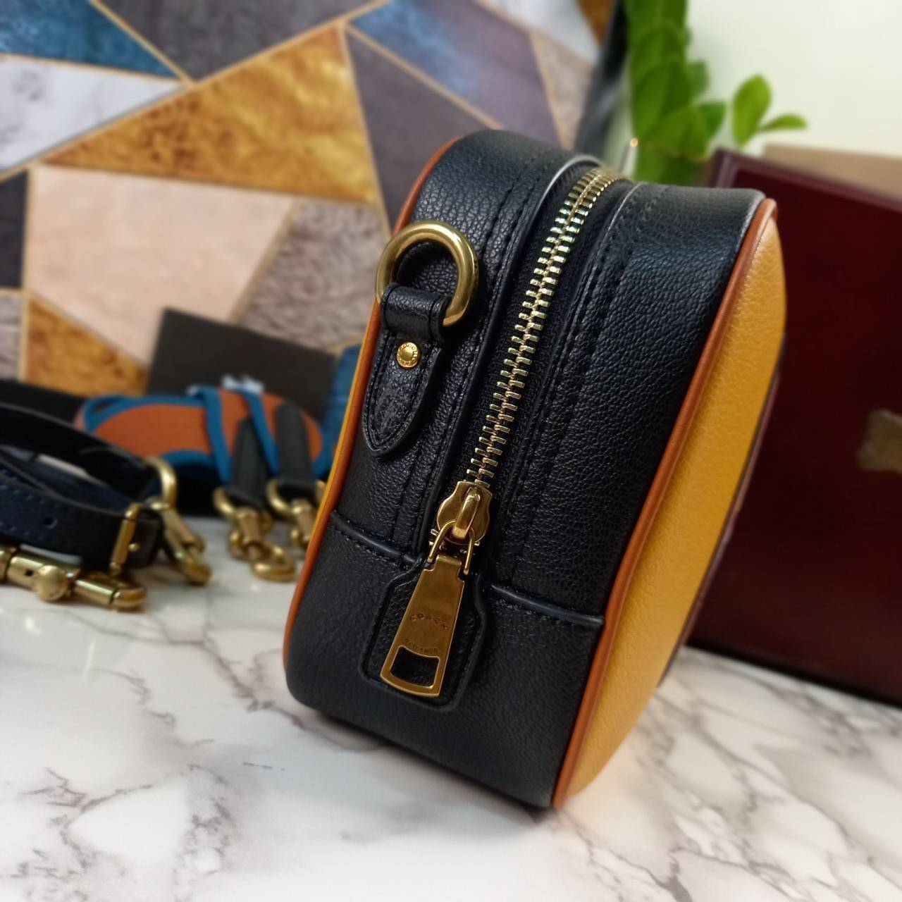 OUTLET 】COACH Camera Bag In Colorblock With Coach Patch (COACH F79278) 🍁หายากมากๆแล้วรุ่นนี้**จะถือ หรือสะพาย ได้ตามใจสั่ง //วัสดุหนังแท้เต็มใบ คุณภาพหนังดีมากๆ ปักโลโกตัวC ด้านหน้า ดูดีแบบไม่ซ้ำใคร //มาพร้อมสายสะพาย 2 สาย >>สายหนัง และสายสป