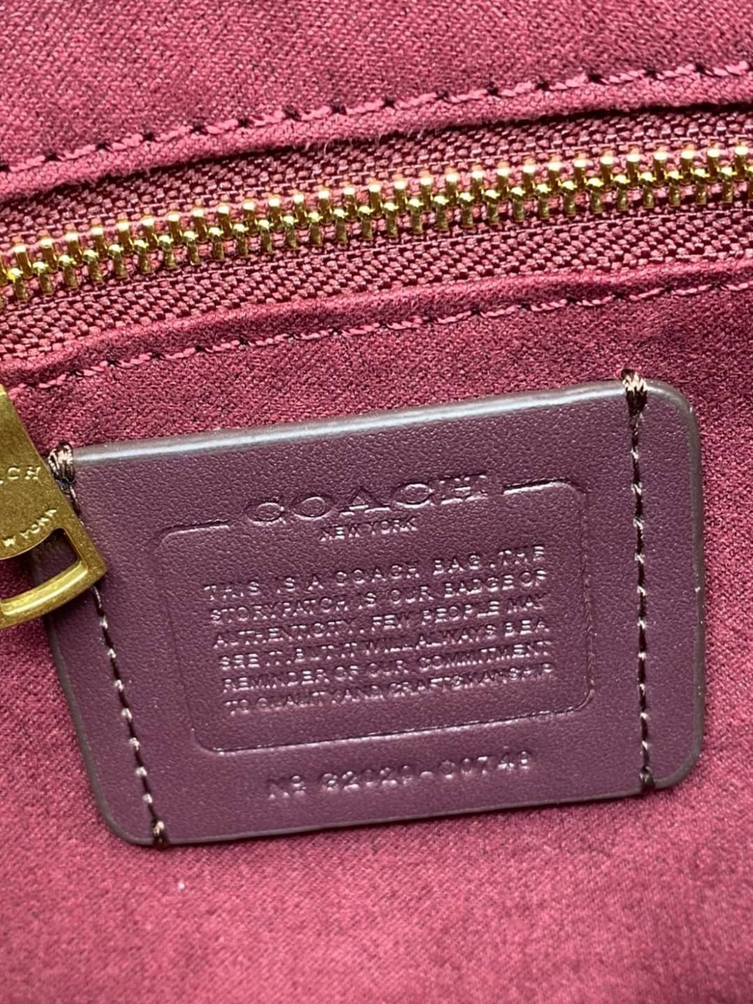 Coach Printed Coated Canvas And Glovetaanned เข้าเพิ่ม 4 แบบ มี 2สาย สายหนังและสายสปอร์ต สุดคุ้มเลยค่าา พร้อมส่งที่ไทยอีกครั้ง ฮอตฮิตไม่เลิกค่ะ ถามหากันเยอะมาก! กระเป๋าสะพายครอสบอดี้ร์ วัสดุหนังแท้ชั้นดีที่สุด! หนังสวย บวกกับอะไหล่แบรนด์ที่ดูเด่นคลาสสิคตร