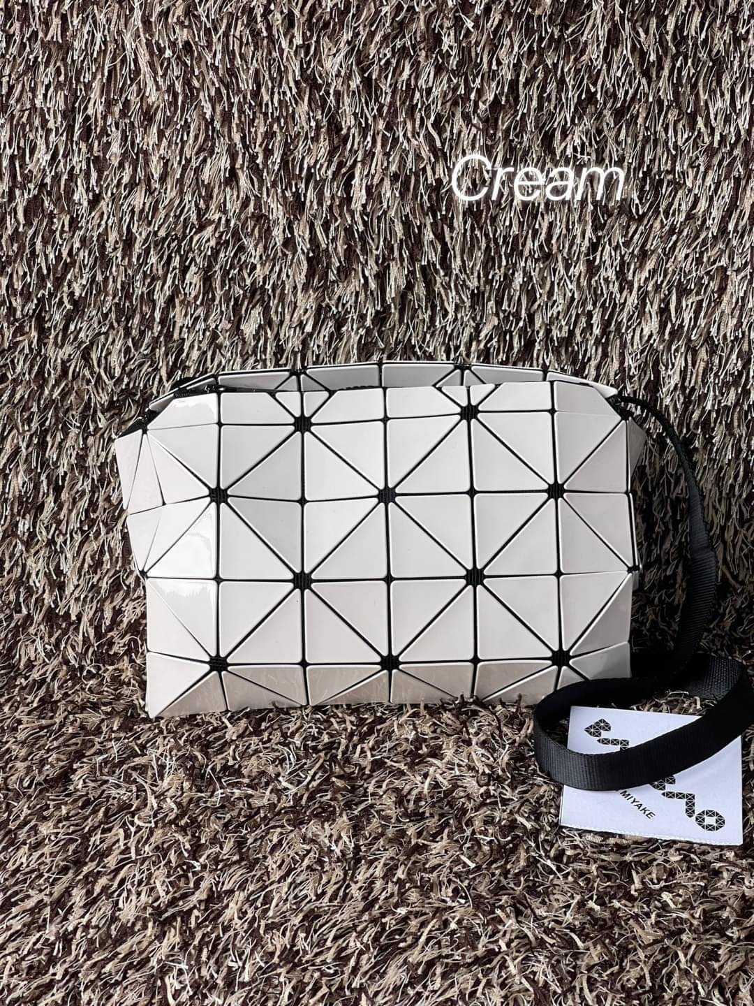 BAOBAO Issey Miyake CARTON GLOSS SHOULDER BAG มาในไซส์ขนาดกะทัดรัด โดดเด่นด้วยดีไซน์อันเป็นเอกลักษณ์ของแบรนด์ ที่สำคัญน้ำหนักเบา