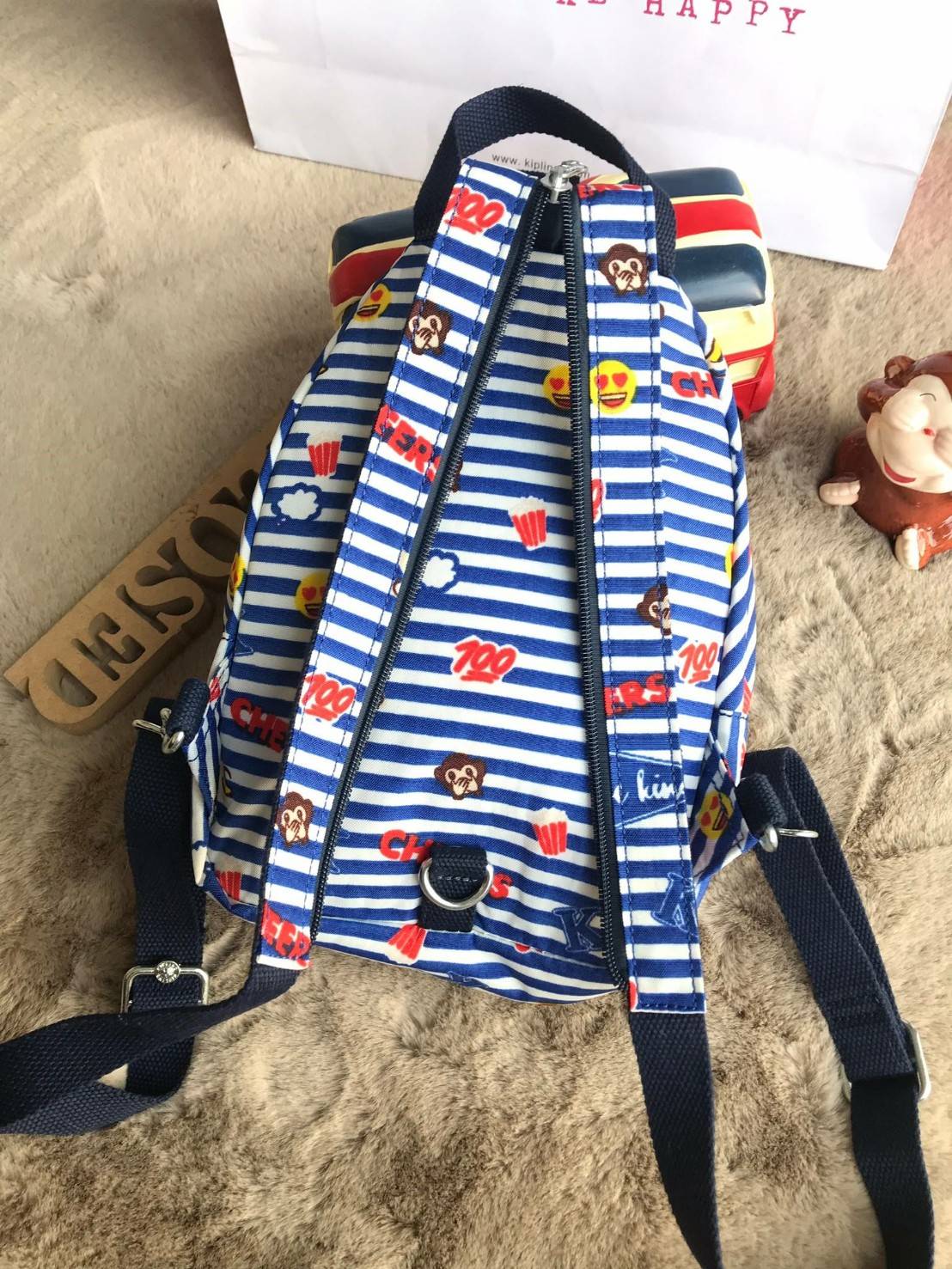 Kipling Backpack & Handbag K15456 กระเป๋าหรือสะพายหลังแบบเป้ หรือคาดอก เปลี่ยนสไตล์เท่ๆได้ด้วยซิปเดียวด้านหลัง ขนาดกลางกำลังดี วัสดุpolymide100% น้ำหนักเบา ช่องหลักเปิดปิดสองชั้นด้วยซิปและตัวล้อคทันสมัยใช้งานง่าย ด้านหน้า1ช่องซิปเก็บของจุกจิกจิก ใช้ได้แบบ