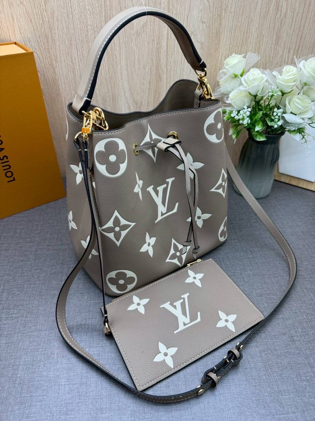 ORI หนังแท้ | LV NeoNoe MM Bucket bag Monogram Flower กระเป๋าสะพายทรงบัคเก็ต ลาย Monogram Flower โดดเด่นเพิ่มสไตล์ มีเสน่ห์ชวนหลงใหล