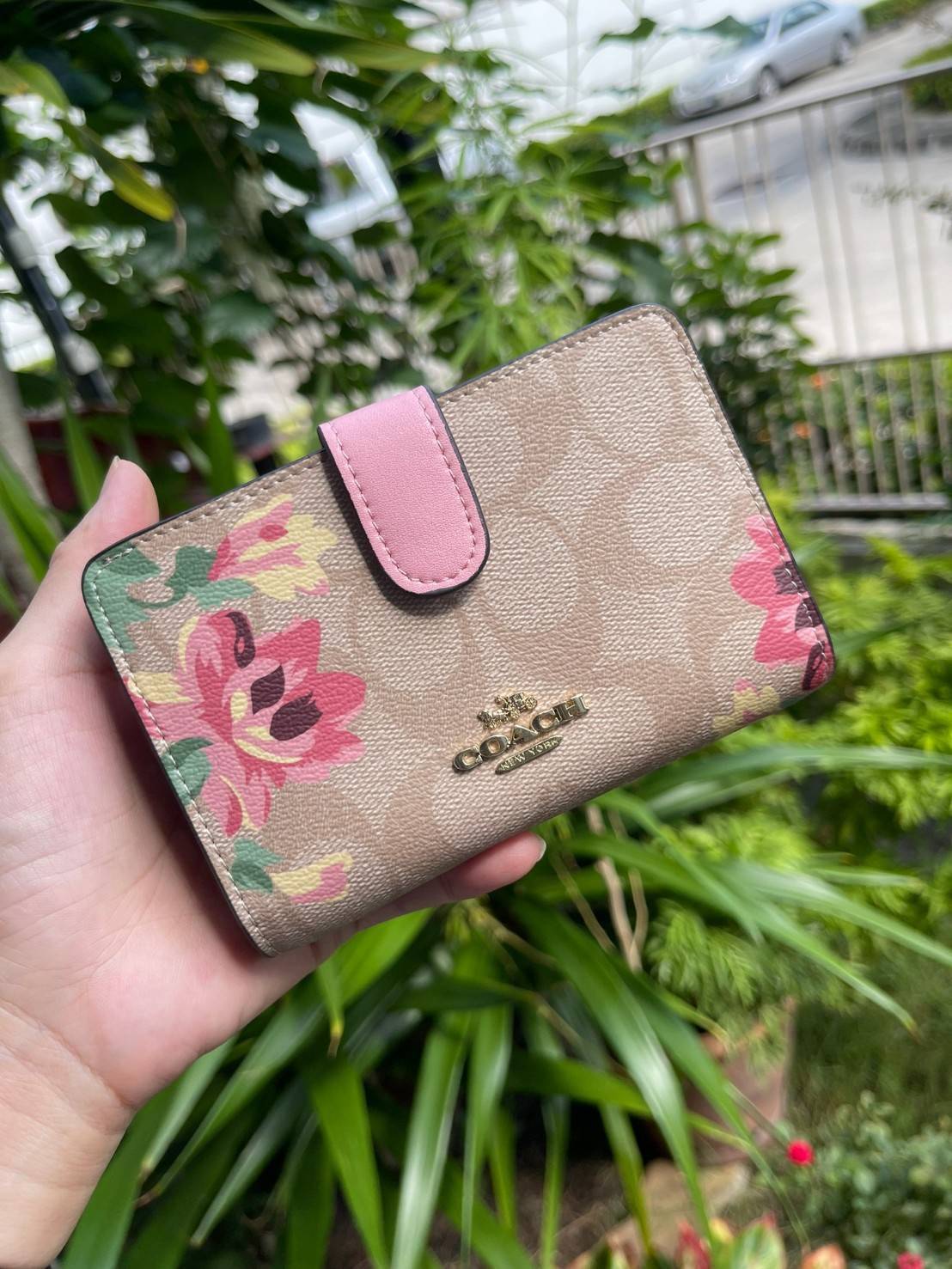 COACH MEDIUM CORNER ZIP WALLET IN SIGNATURE CANVAS กระเป๋าสตางค์ขนาดกลางที่ถือว่าเป็นไอเทม Must Have ของทุกเพศทุกวัยที่ต้องพกติดตัวไว้ตลอดเวลา เพราะนอกจากจะช่วยจัดเก็บเงิน บัตรประชาชน บัตรเครดิตและต่าง ๆ ให้เป็นระเบียบเรียบร้อยยังต้องคำนึงถึงประโยชน์ใช้สอ