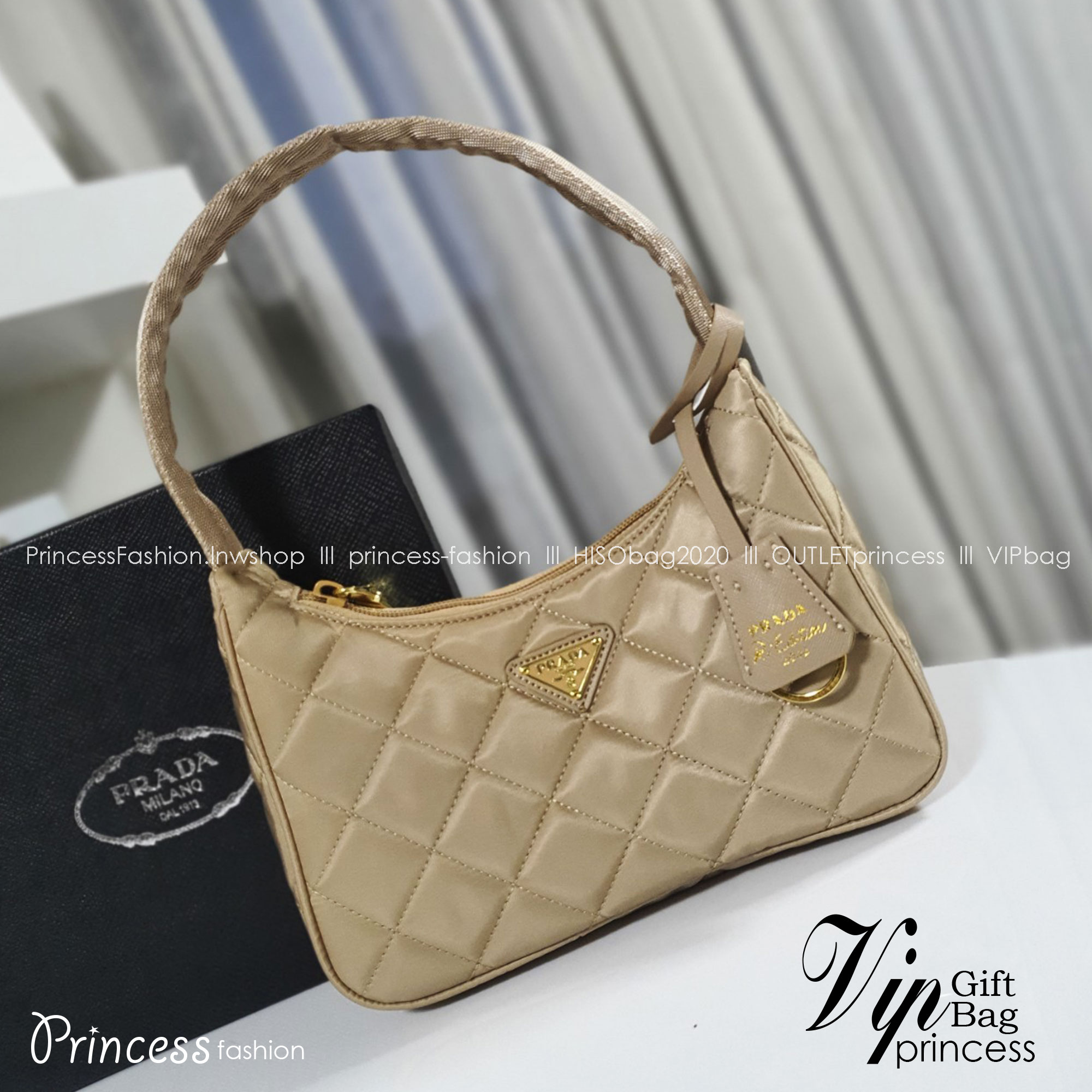 PRADA HOBO triangle motif padded bag รุ่นใหม่ล่าสุด!! PRADA NYLON HANDBAGS ขนาดกะทัดรัด อะไหล่ทอง วัสดุทำจากผ้าNylon ลายตาราง อย่างหนา อยู่ทรง กันน้ำได้ หายห่วงคะ