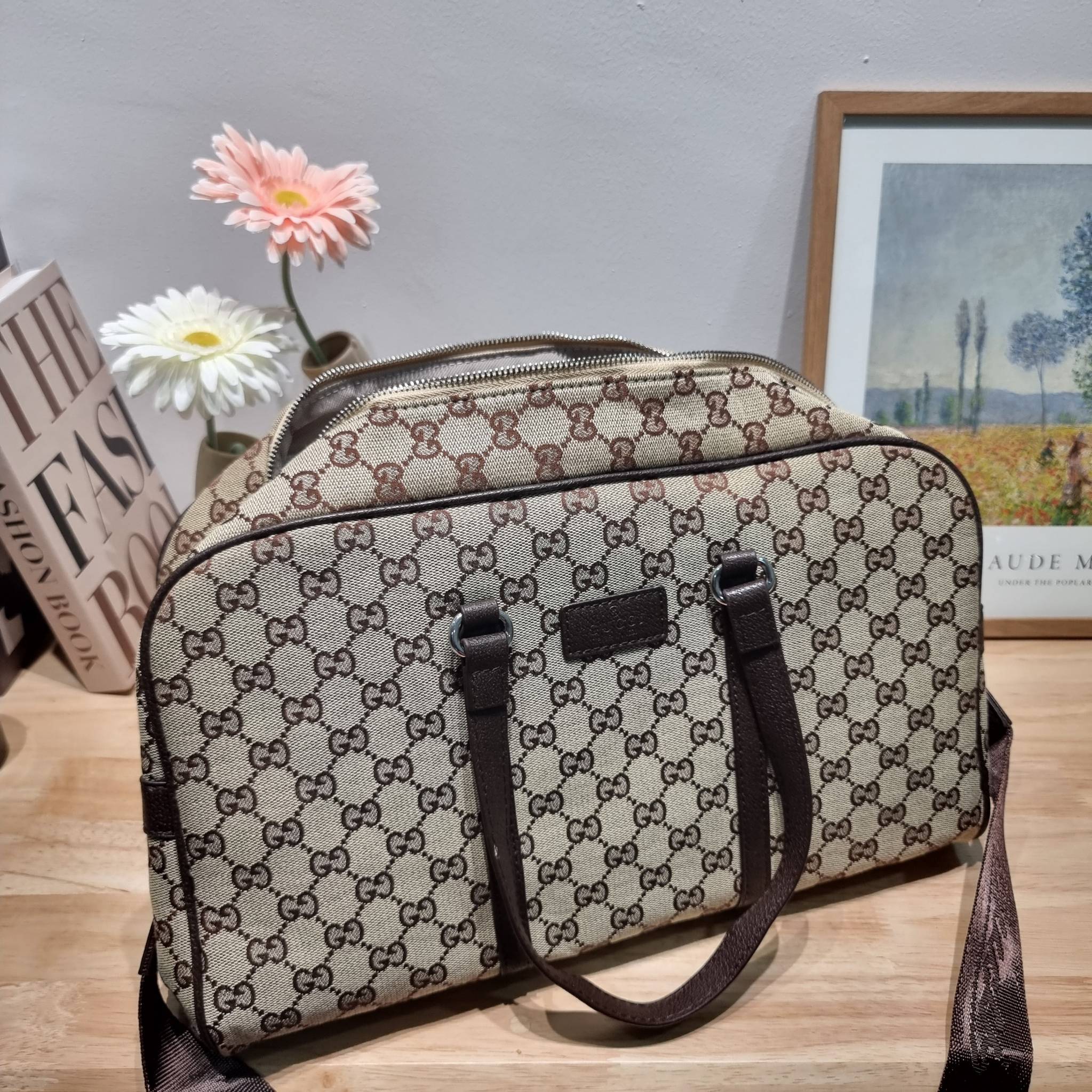 GUCCI Monogram Boston Duffle Bag / Gucci boston travel bag ใหม่ไปเลยกับกระเป๋าเดินทาง เตรียมความพร้อมสำหรับทริปเที่ยวช่วงสิ้นปี!! ดีไซน์เรียบง่าย แฝงความคลาสสิค ที่ใช้ได้ทั้งชายและหญิง วัสดุผ้าแคนวาสทนทาน