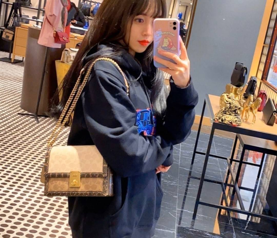 COACH HUTTON SHOULDER BAG IN SIGNATURE CANVAS sold out ไปกันทั่วหน้าในหลายประเทศ กับกระเป๋าสะพายที่สุดของความหรู ดีไซน์คลาสสิควินเทจ ลูกเล่นสีแทนสนิมตัดกับอะไหล่สีทองเหลืองดูย้อนยุคและหรูหรา วัสดุหนังแคนวาสสลับหนังแท้ สายสะพายโซ่สลับหนัง ปรับสะพายได้ 2 แบ