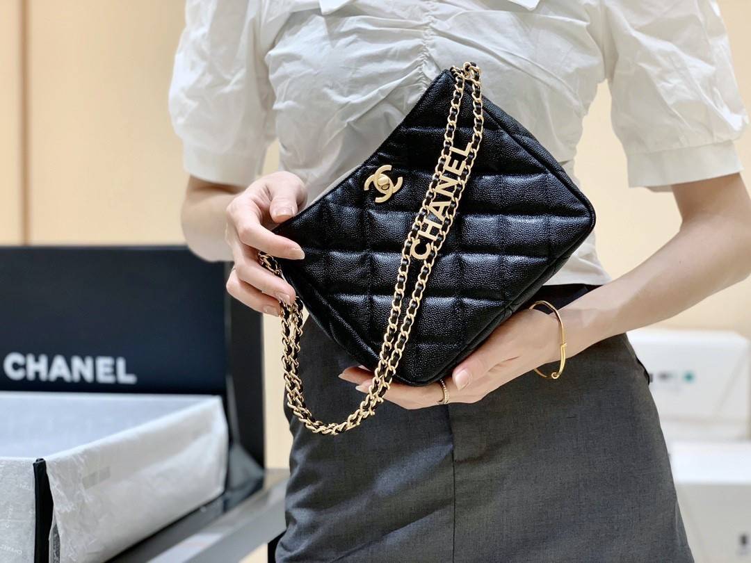 CHANEL กระเป๋าหิ้วหรือสะพายไหล่ หนังแท้ลสบคาเวียร์สวยงามมากๆ 🌟โดดเด่นด้วยสายของกระเป๋ามีโลโก้แบรนด์ประดับ หรูมากๆค่ะ เปิด-ปิดกระเป๋าแบบหมุนล็อค ภายในใส่กระเป๋าเงินใบกลาง;มือถือได้ทุกรุ่น;ของจำเป็นจุกจิกอื่นๆได้หลายอย่าง มีช่องเล็กให้ใส่ของจุกจิกนะ