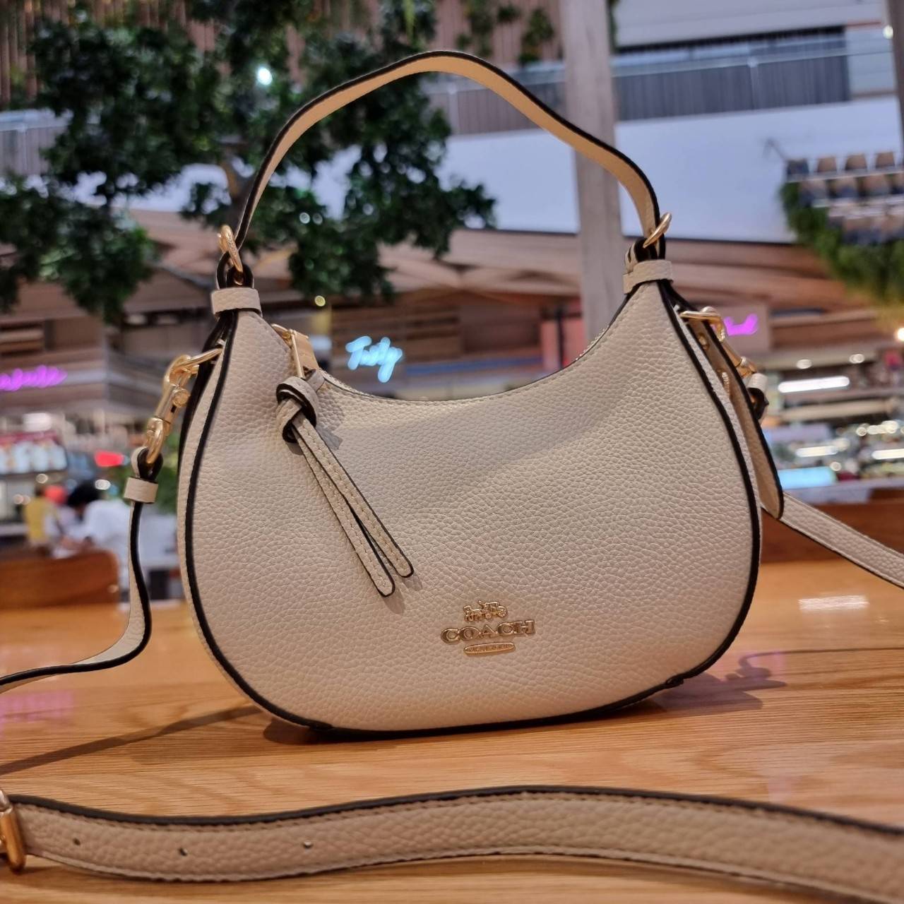 COACH C6807 KLEO HOBO IN SIGNATURE CHAMBRAY ใหม่ล่าสุด คอลเลคชั่นสุดคิ้วท์ ที่สาวๆต้องหลงรัก กระเป๋าสะพายทรงโฮโบ ที่ดีไซน์มาให้ปรับใช้งานได้หลากหลาย วัสดุหนัง pepble สวยหรู รูดเปิด-ปิดด้วยซิป ภายในเป็นช่องโล่ง สายคล้องสามารถถอดออกใส่สายยาวสะพายข้างได้ หรื