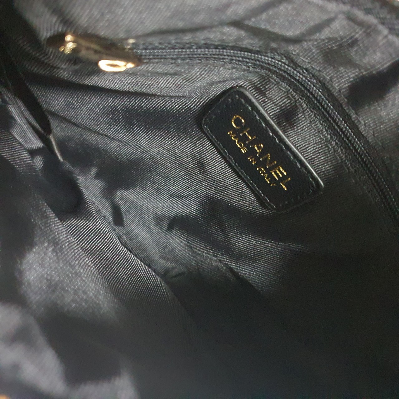 SIZE MEDIUM พร้อมส่งรุ่นขายดี!!! Don't Miss! Chanel Clutch Bag VIP Gift With Purchase (GWP) กระเป๋าคลัชแบนหรือกระเป๋าสตางค์ GWP จาก Chanel Cosmetic Counter Duty free วัสดุหนังคาเวียร์สวยหรูเปิดปิดด้วยซิปสะดวกใช้ ด้านหน้าประดับโลโก้แบรนด์อะไหล่ทองและม