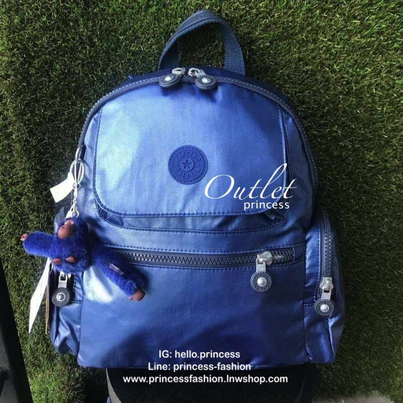 Kipling Matta Small Metallic Backpack กระเป๋าเป้ขนาดกำลังดี วัสดุไนล่อนเคลือบกันน้ำ มีน้ำหนักเบา มีช่องเก็บของหลายช่อง แบ่งเป็นช่องด้านหน้า 2 ช่องและด้านข้างอีก 2 ช่อง ช่องใหญ่ปิดเปิดด้วยซิปคู่ภายในมีช่องซิป ช่องใส่ของจุกจิกและสายห้อยพวงกุญแจ ด้านหน้าประด