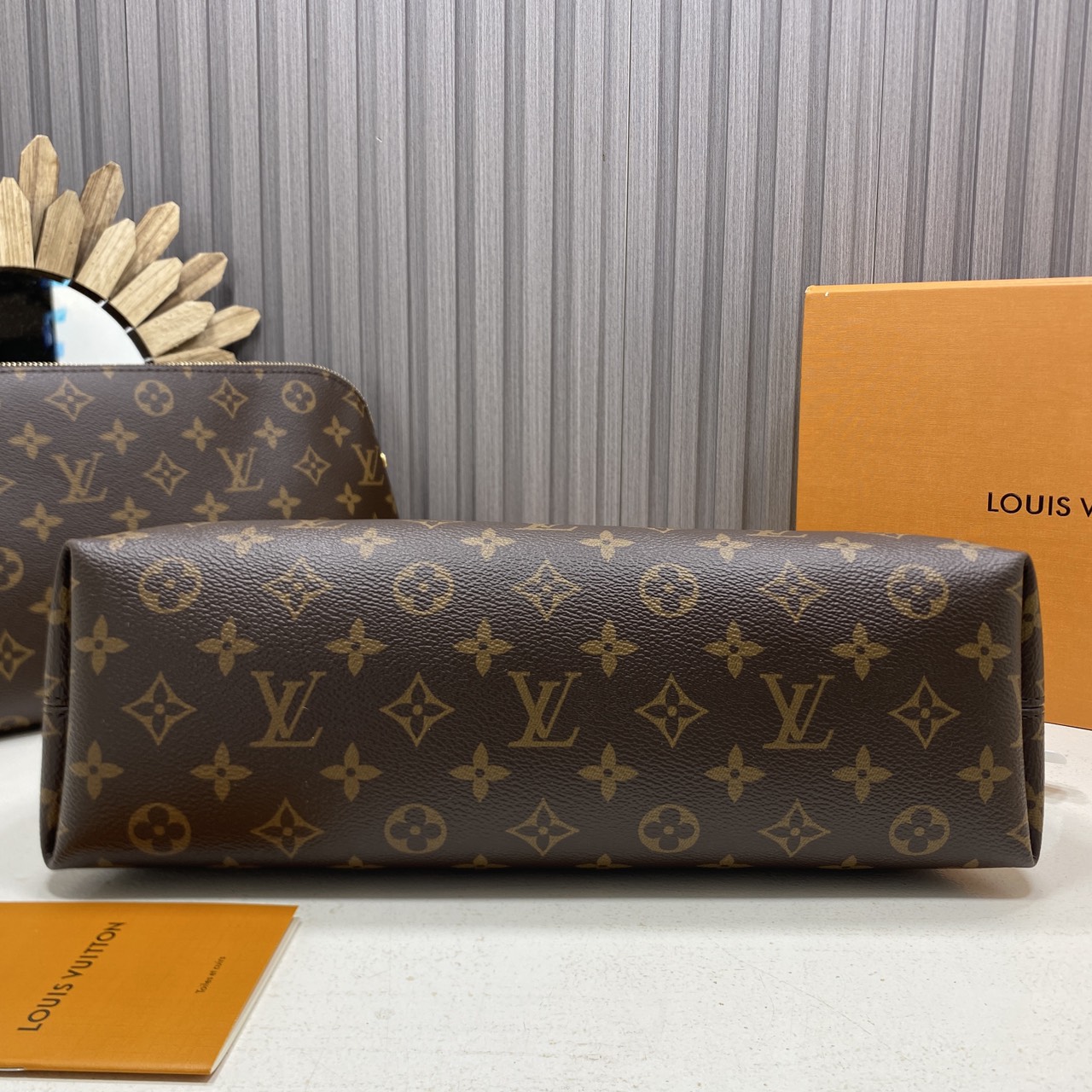 TOP ORI หนังแท้ | LV Ever More PM Monogram canvas กระเป๋าสะพายดีไซน์วินเทจ หูจับในตัว สวยหรู คลาสสิคตลอดกาล