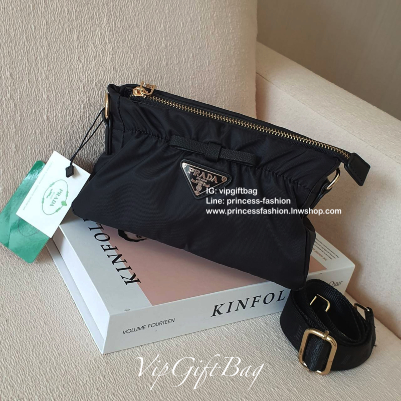 งานไซส์น่ารัก จากงานพรีเมี่ยมกิ้ฟ เคาเตอร์ต่างประเทศ Prada มีมาให้จับจองคะ รุ่นยอดฮิตที่สาวๆตามหากัน ภายนอกจับจีบปากกระเป๋า ดีมาก วัสดุผ้าNyonกันน้ำ เปิด/ปิดด้วยซิป สามารถคล้องมือเกร๋ๆ หรือจะถือเป็นครัชก็ไฮโซไปอี้ก ภายในเย็บติดป้ายหนังแบรนด์ มีช่องซิปเล็ก