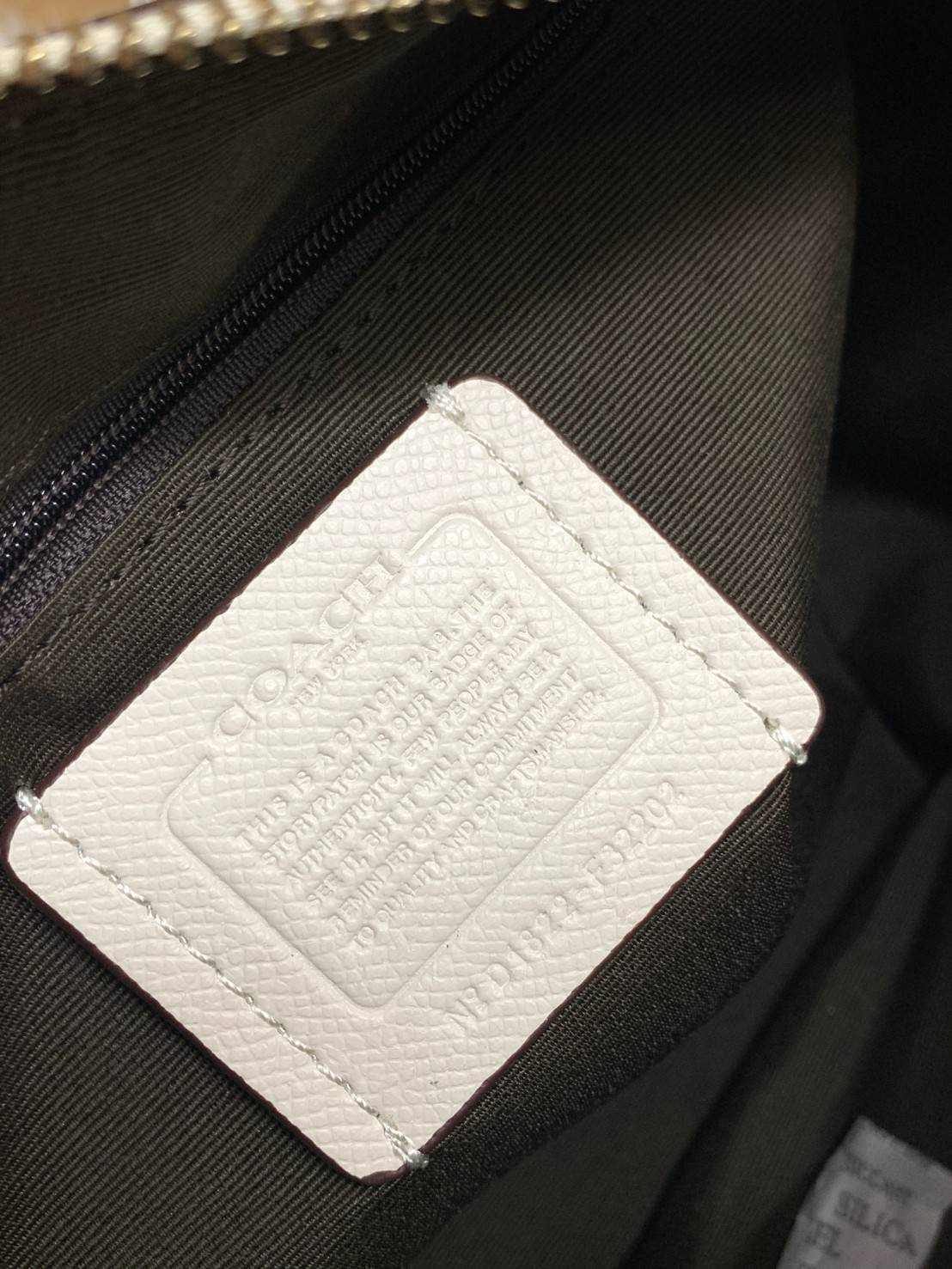 รุ่นอะไหล่ทองเข้าแล้วจ้าา ห้ามพลาดค่ะ Coach Bennett Boston Bag in Crossgrain Leather ((32202)) พร้อมส่ง รุ่นที่สาวๆหลายๆคนถามถึงกันค่า! กระเป๋าทรงหมอน หนังแท้ ลายหนังสวยมากค่ะ ไม่ว่ายุคไหนๆก็สวย ดูดี ทรงฮิตในตำนานค่ะ ✔️อะไหล่ทองหรูสวย เปิดปิดกระเป๋