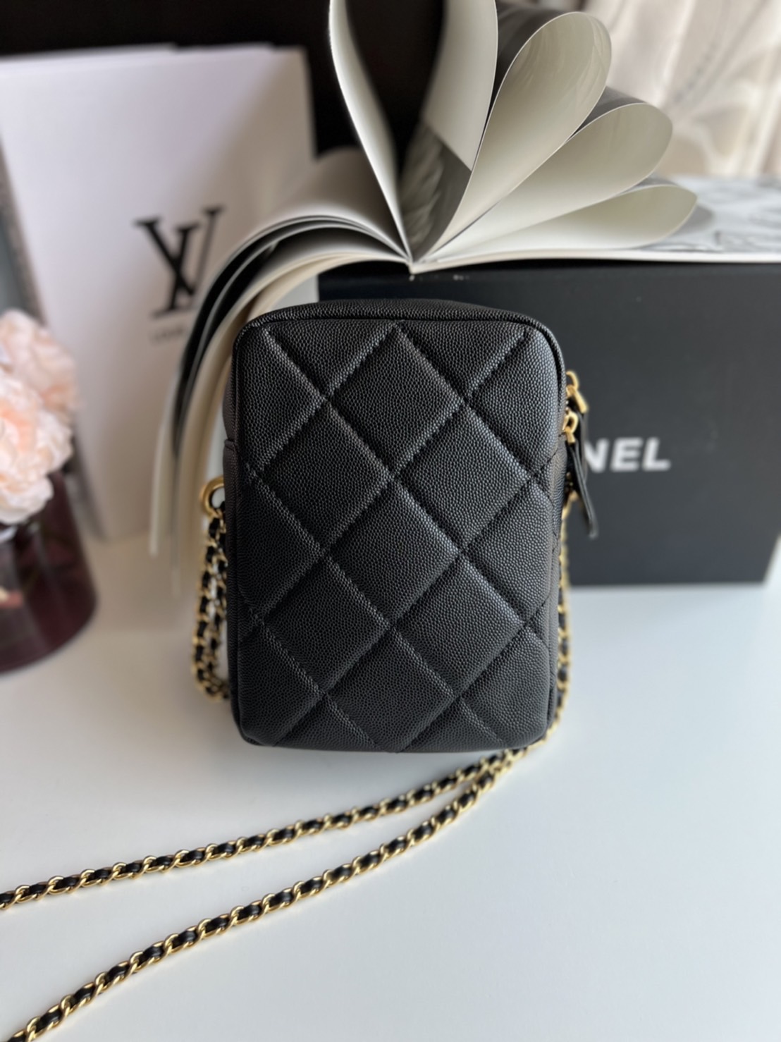 หนังแท้ Chanel Vertical / Chanel Black Caviar Grained Calfskin Vertical Camera Bag พร้อมส่งที่ไทย กระเป๋าสะพายข้างหนังแท้ฟูขึ้นทรงสวย เกรดหนังดีที่สุดยิ่งใช้นานหนังยิ่งสวย มาในดีไซน์คลาสสิคเรียบหรูเข้ากับทุกลุ๊คแบบไม่มีเอ้าท์ ไอเท็มนี้แนะนำสวยน่าใช้ ไม่คว