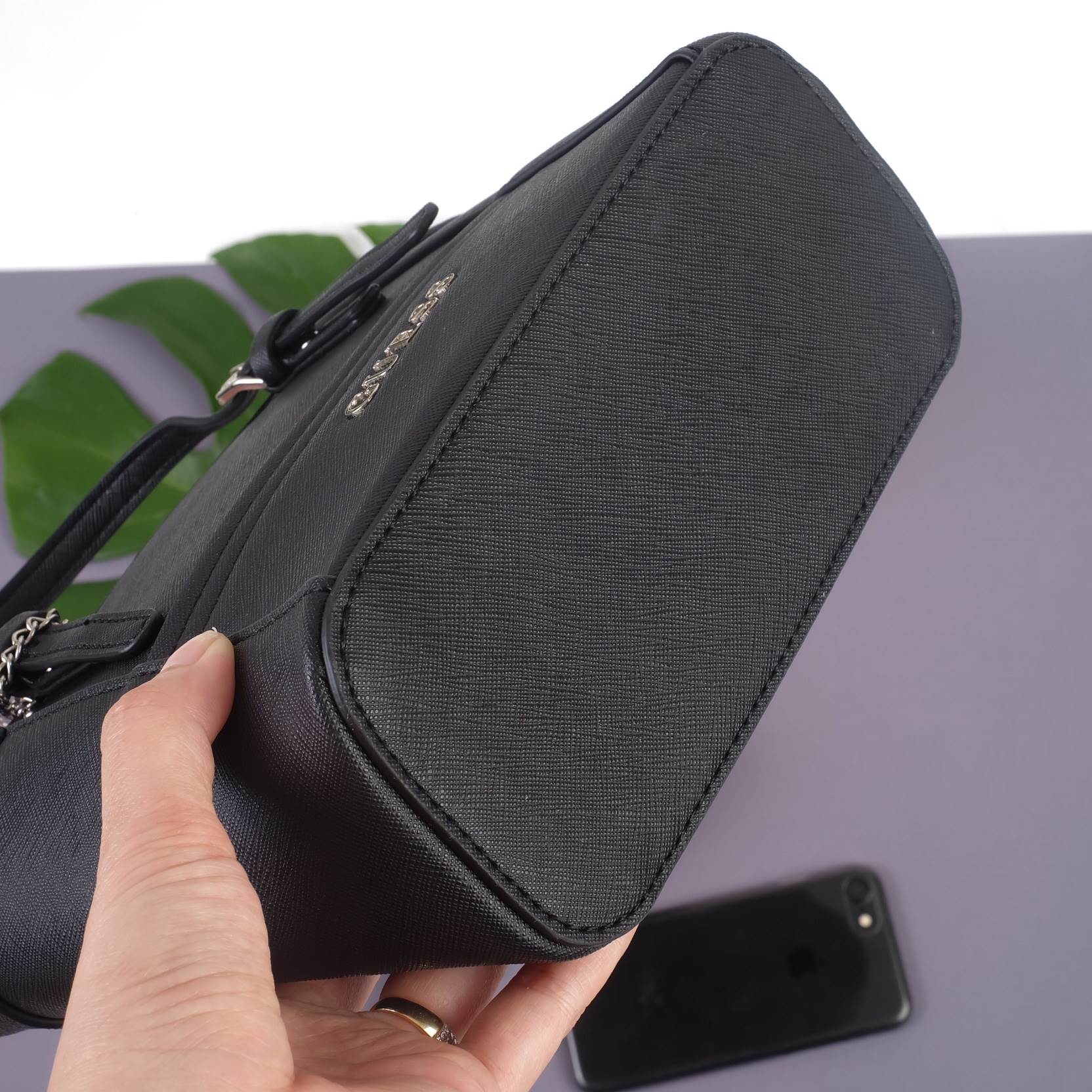 ได้กระเป๋า รุ่นหายาก ทรงสวย จากแบรนด์ Guess มาฝากคะ ใบนี้ ทรงมินิ size 8 นิ้ว กระลังน่ารักเลยคะ หนัง saffiano อย่างดี มีพวงกุญแจแบรนด์ ห้อย เข้า set ภายในมี ช่องเก็บของจุกจิก ห้ามพลาดเลยคะ สวย