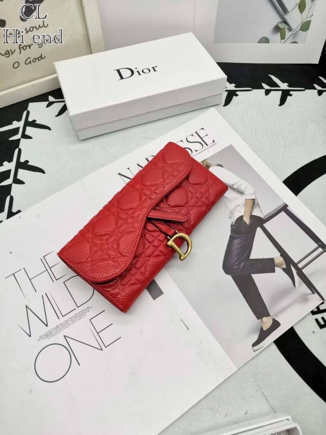 Dior Long Saddle Wallet / Dior Wallet / Dior Long Wallet กระเป๋าสตางค์ใบยาว เปิดหน้าทรงเคิร์ปอานม้า มีห้อยตัว D เอกลักษณ์ของความหรู วัสดุหนังแท้ ผสมผสานความสง่างามและคลาสสิกที่เข้ากับยุคสมัย ด้านหน้าโดดเด่นด้วยซิกเนเจอร์แบรนด์ เป็นอีกหนึ่งรุ่นที่ดาราเชเลป