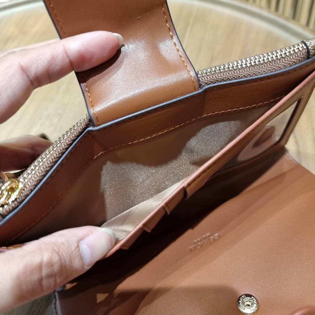 พร้อมส่ง 7 สี COACH C2874 TECH WALLET IN COLORBLOCK SIGNATURE CANVAS จัดให้สีใหม่ก่อนใคร!! ดีไซน์ใหม่ คอลเลคชั่นสวยหรู กระเป๋าสตางค์พร้อมสายคล้องมือ ง่ายต่อชีวิตมากจ้า!! มันดีอะไรเบอร์นี้ ใส่ได้ทั้งบัตร และโทรศัพท์ก็ใส่ได้ทุกรุ่น แถมยังมีช่องซิปแยกไปอีก ช