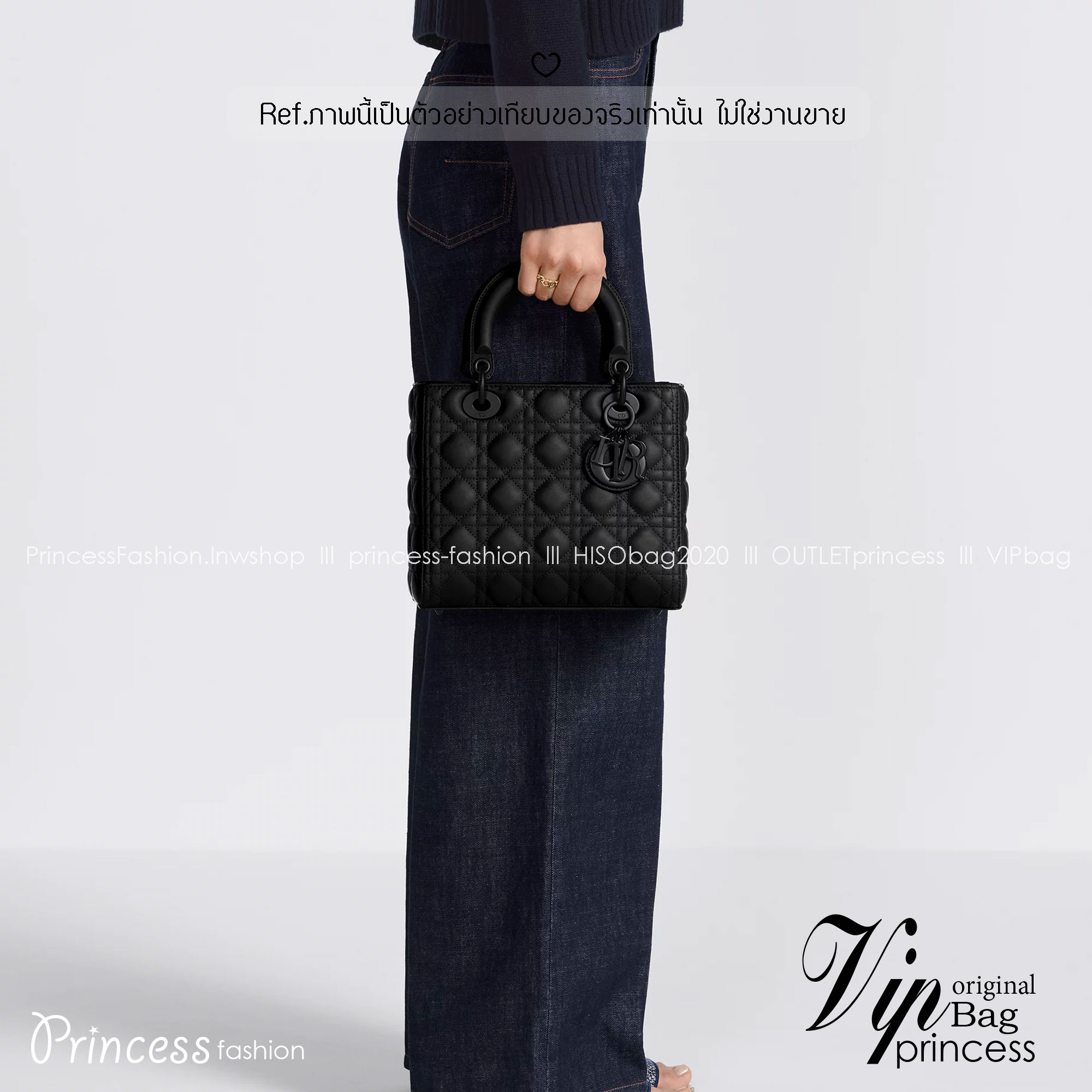 Dior Medium Lady Dior Bag 25cm กระเป๋าสะพายทรงโท้ท ที่สุดของความเรียบหรูดูแพง น้อยแต่มากที่แท้ทรู ดีไซน์เรียบง่าย แต่แฝงไปด้วยความหรูหรา ทรงกล่องคลาสสิค โดดเด่นด้วยพวงกุญแจอะไหล่โทนสีเดียวกับกระเป๋า เป็นเอกลักษณ์ด้วยลายเส้นซ้อนทับสวยงาม