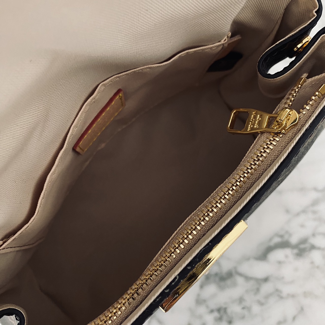 LV Cluny Mini Monogram Canvas Bag 20cm กระเป๋าถือใบเล็กแสนน่ารัก ลายโมโนแกรมแคนวาสสุดไอคอนิก พร้อมสายสะพายผ้าทรงสปอร์ต คอลขายดีตลอดกาล หูจับในตัว น้ำหนักเบา เป็นไอเท็มที่แมทช์ได้กับทุกสไตล์การแต่งตัว ราคาสุดคุ้ม