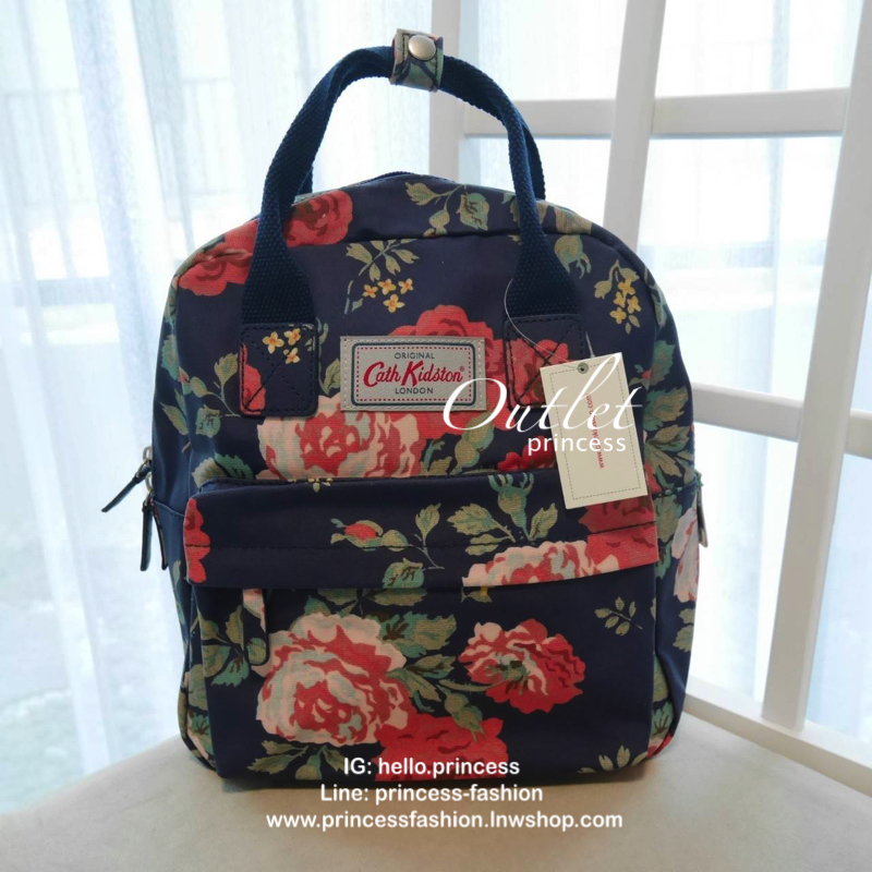 กระเป๋าเป้สไตล์วินเทจแบรนด์ดัง CATH KIDSTON MINI BACKPACK กระเป๋าสะพายเป้รุ่นมินิ วัสดุ PVCกันน้ำ สามารถเช็ดทำความสะอาดได้ เปิดปิดด้วยซิปสะดวกใช้ ด้านหน้าประดับโลโก้ cath Kidston พร้อมช่องซิปด้านนอกใส่กระเป๋าสตางค์ มือถือได้ ด้านในมีช่องซิป สามารถใส่ipad 