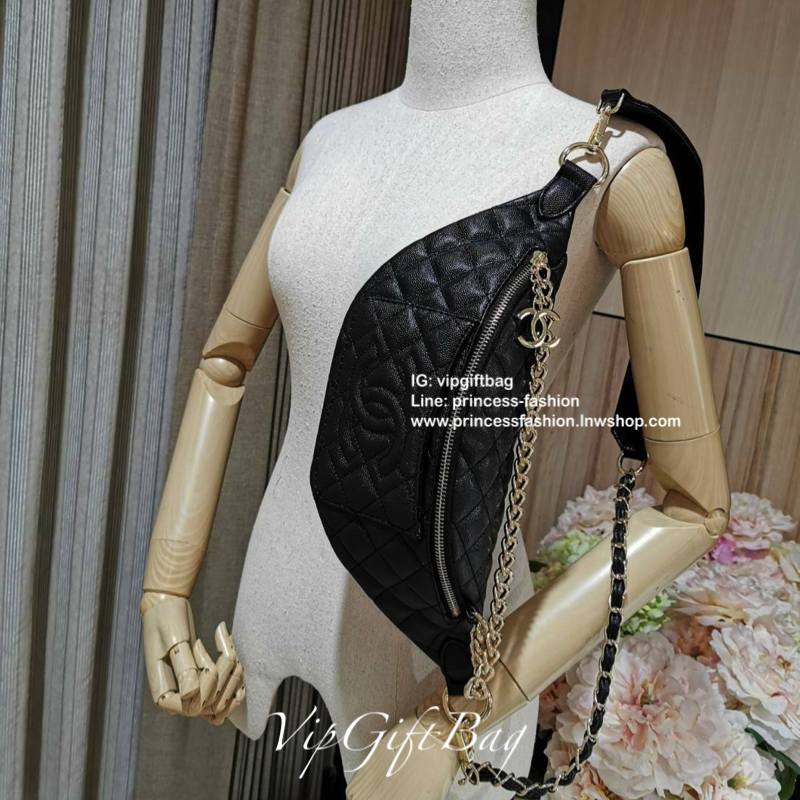 Chanel Waist Bag With Chain VIP Gift With Purchase (GWP) รุ่น Limited พรีเมี่ยม Chanel Perfume Counter กระเป๋าสะพาย คาดเอว หรือคาดอกรุ่นใหม่ล่าสุดวัสดุหนังคาเวียร์ลายตารางเปิดปิดด้วยซิปห้องอะไหล่แบรนด์ สะดวกใช้ ภายในมีโลโก้ ใส่มือถือ iphone ของจุกจิกได้ ร