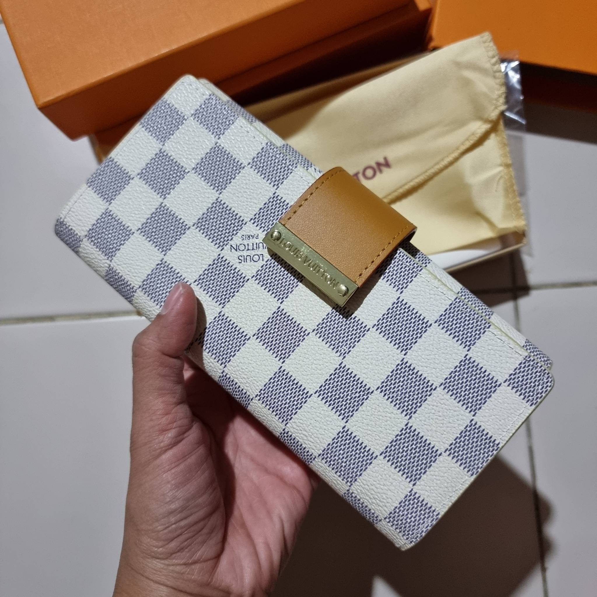 VIP 】ได้เวลาเปลี่ยนกระเป๋าสตางค์รับทรัพย์กันแล้ว!! LV vip wallet กระเป๋าสตางค์พรีเมี่ยมกิ๊ฟ เป็นไอเท็มหายาก ที่สาวๆต้องว้าว!! ใบยาวขนาดกำลังเหมาะมือ ถือแล้วขับผิวทุกสี วัสดุหนังแคนวาส ทนทาน เปิด-ปิดด้วยกระดุม ภายในมีช่องใส่บัตรเยอะมาก แบ่งสัดส่วนสวย ใส่ธน