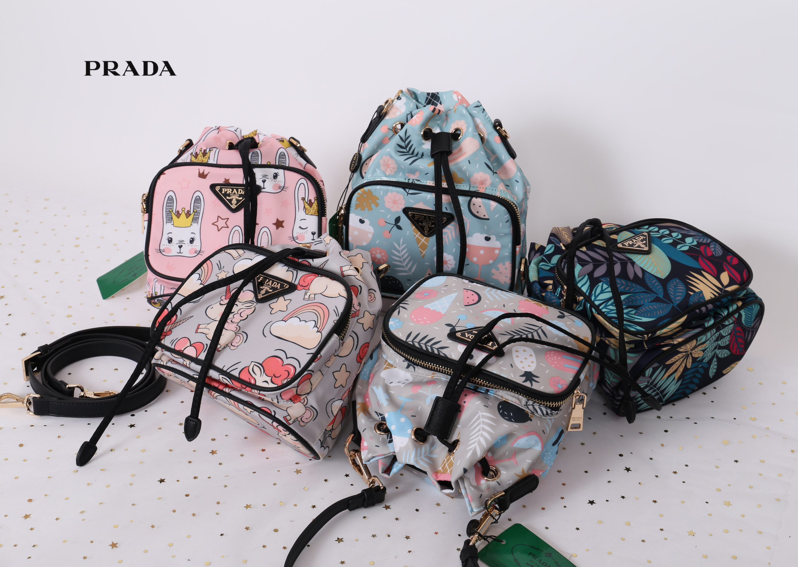 Prada bucket bag Premium gift New in! กระเป๋าถือหรือสามารถสะพายข้าง ทรงขนมจีบ สุดน่ารักดีไซน์ใหม่ super cute! วัสดุ nylon เนื้อหนา อะไหล่ทองด้านหน้ามีโลโก้แบรนด์ พร้อมช่องซิป กระเป๋า เปิดปิดแบบ drawstring ภายในกระเป๋าโล่ง ใส่ของได้จุ พร้อมสายยาวลาย saffia