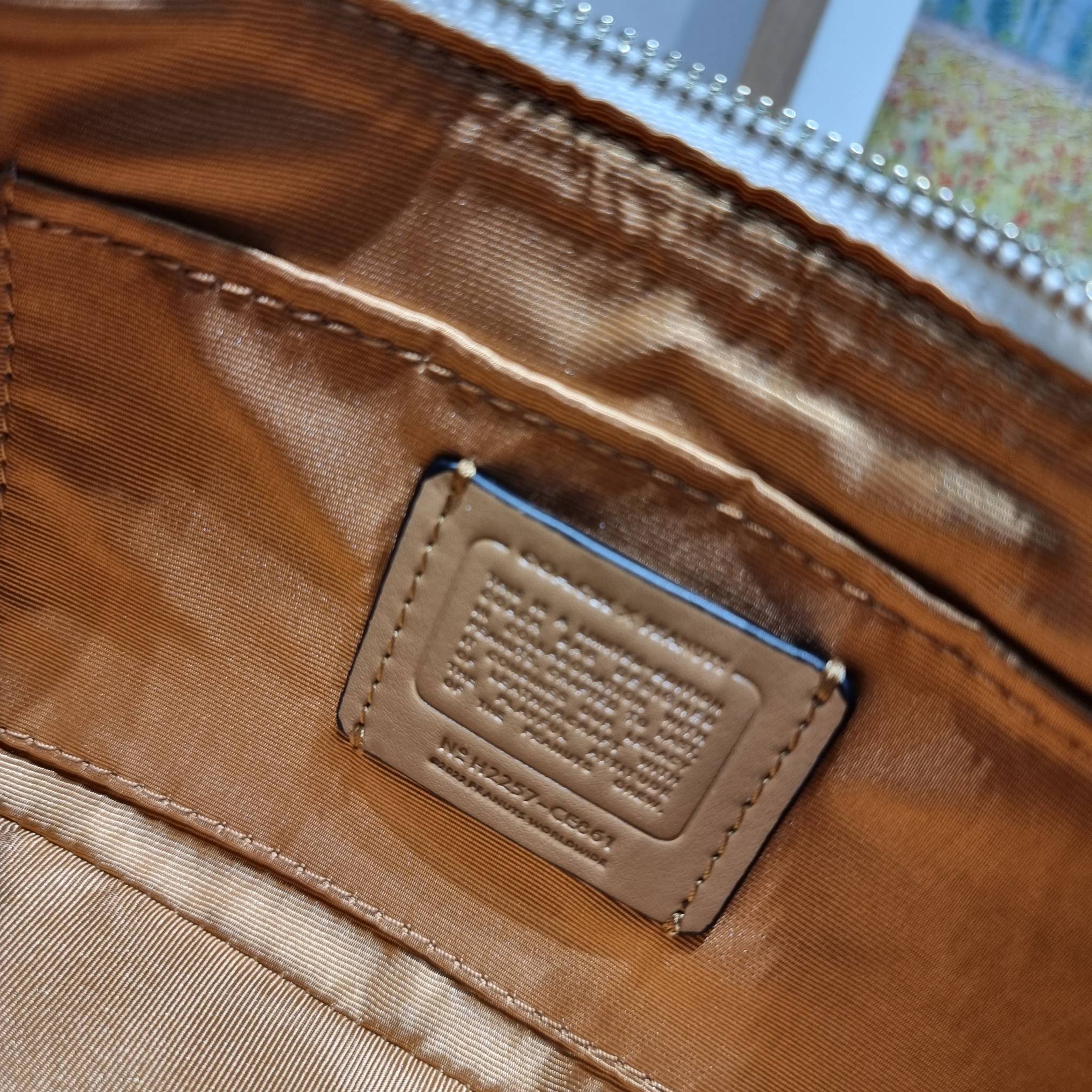 Coach X Peanuts Teri Shoulder Bag With Snoopy And Friends Motif CE861 คอลเลคชั่นสุดคิ้วท์ ไม่ให้ช้อปยังไงไหว!! กับกระเป๋าสะพายไหล่กึ่งทรงพอช พร้อมเสิร์ฟความสวยถึงบ้านไปเลยก่อนใคร แบบไม่ต้องพรีฯ ด้วยดีไซน์ลวดลายกาน์ตูนยอดฮิต มาพร้อมสายสะพาย 2 เส้น