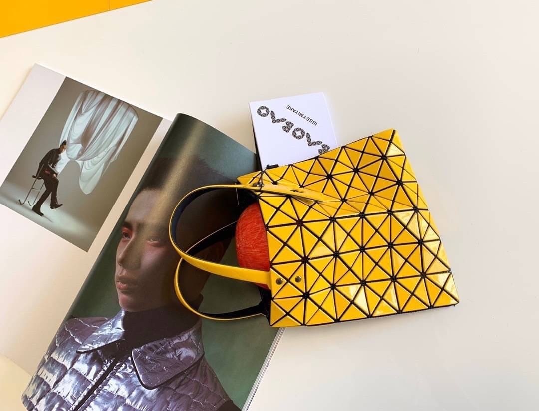 BAOBAO ISSEY MIYAKE 6x6 BLOCK TOTE BAG กระเป๋าถือทรง shopping โท้ท ลายตาราง บล็อคสี่เหลี่ยมสามเหลี่ยม ภาพสินค้าถ่ายจากงานขายจริง ใช้งานต่างประเทศได้ค่ะ