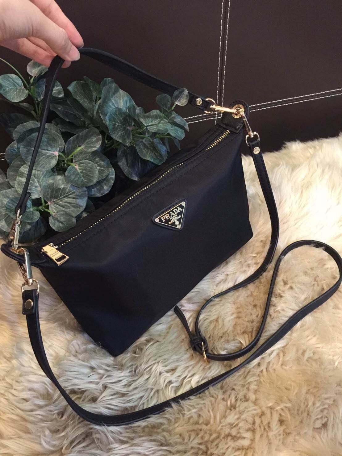 PRADA NYLON MINI SHOULDER BAG กระเป๋าสะพายทรงคลัชพรีเมี่ยมกิ้ฟจากเคาน์เตอร์ต่างประเทศรุ่น Limited edition ที่ฮ๊อตสุดๆวัสดุเป็น Nylon เนื้อหนาคุณภาพดีตามแบบฉบับของแบรนด์ ขนาดมินิกำลังดีน้ำหนักเบา ด้านหน้าประดับโลโก้แบรนด์อะไหล่ทองหรู ภายในมีช่องซิปและช่องใ