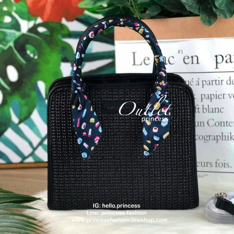 CHARLES & KEITH SATIN SCARF WRAPPED WOVEN BAG กระเป๋าถือ/สะพายอยู่ทรง มีผ้าพันหูกระเป๋าให้ 1 เส้น มีหมุดรองฐานทั้ง 4 มุม ที่ด้านหน้าทำ texture สวยงาม เปิดปิดด้วยกระดุมแม่เหล็ก ด้สนในมีช่องซิปเล็ก 1 ช่อง รุ่นนี้จุของได้เยอะ ใส่ iPad mini ได้สบายๆค่า สายสะพ