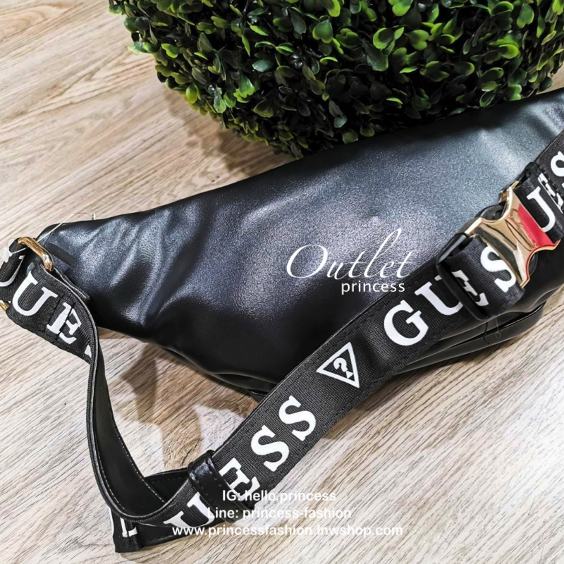 GUESS FACTORY MARISOLL GYM LOGO FANNY PACK กระเป๋าสะพาย/คาดเอว/คาดอกรุ่นใหม่ดีไซน์ยอดนิยมจาก GUESS FACTORY วัสดุหนังเเกะสังเคราะห์แบบนิ่มเปิดปิดด้วยซิป ด้านหน้ามี Pocket 1ช่องซิป ภายในมีโลโก้และช่องซิป สะพายได้หลายแบบไม่จำเจ จะสะพายไหล่ คาดอก คาดเอวก็ดูดี