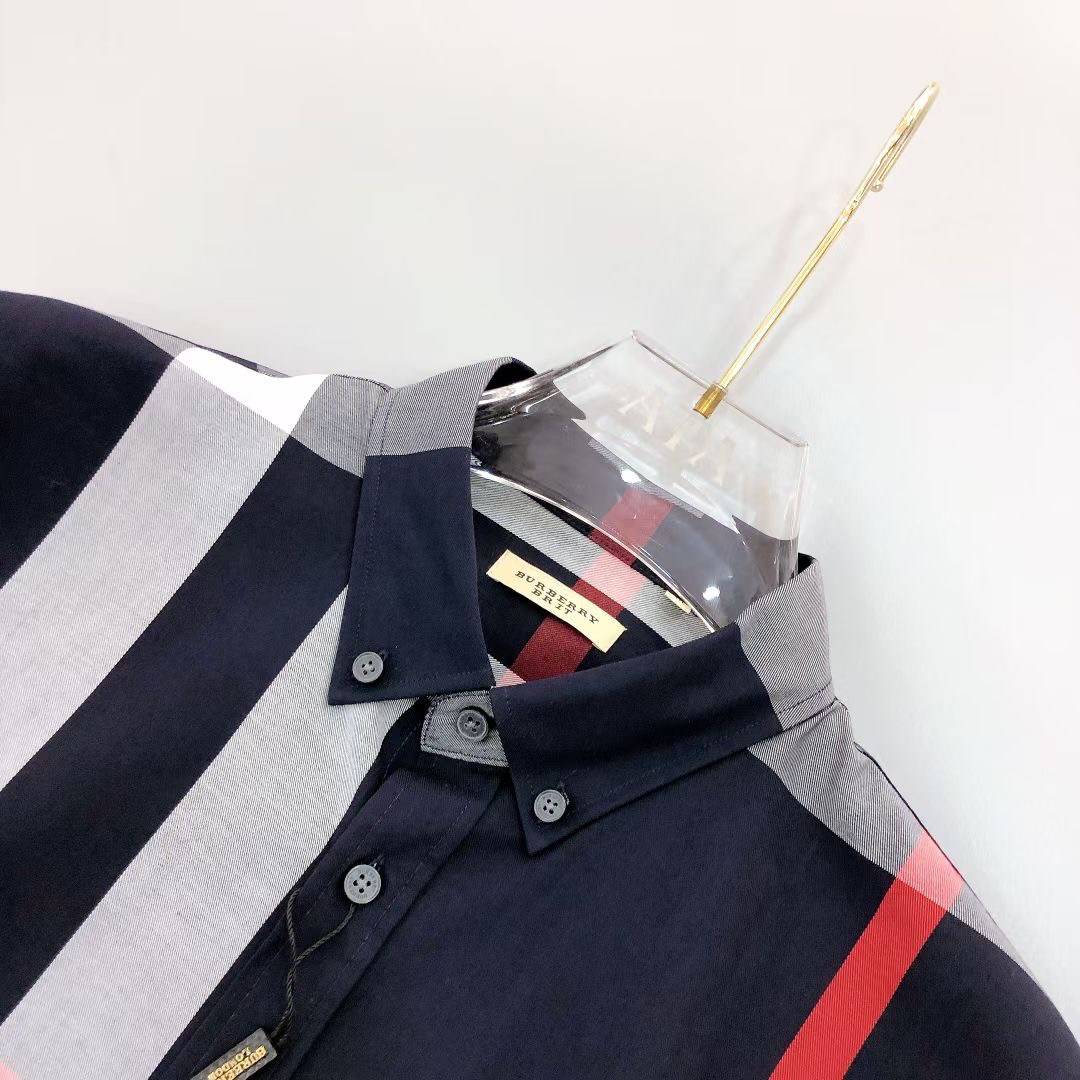 BURBERRY SHIRT / BURBERRY LONG SLEEVE VINTAGE CHECK SHIRT เสื้อเชิ้ตแขนยาวแบรนด์เบอเบอรี่ ลายสก็อตสุด classic เรียบหรู ดูดี ภูมิฐานมากๆค่ะ สินค้านำเข้าคุณภาพเทียบแท้ งานสวยเทพ เนื้อผ้าอย่างดี เป๊ะมาก รับประกันความพอใจเลยนะคะ ใส่เป็นเชิ้ตติดกระดุมเนี๊ยบๆ ห