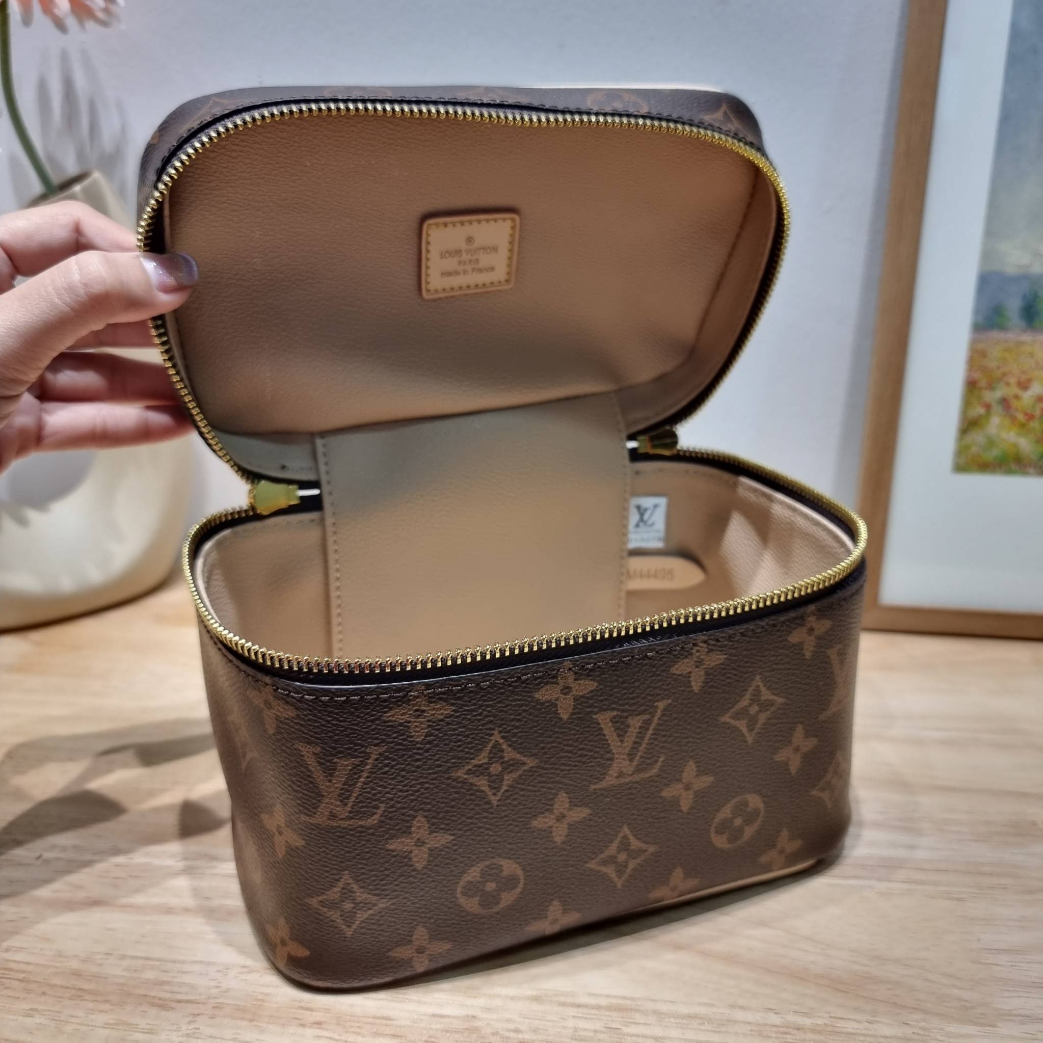 LV NICE MINI MONOGRAM BAG เบสท์เซลเลอร์คอลเลคชั่น ที่ใครๆก็ต้องมีใช้ กับกระเป๋า cosmetics ทรงกล่อง ใส่เครื่องสำอางค์ หรือจะใช้ใส่ของพกจำเป็นประจำวันก็ได้ สบายๆ