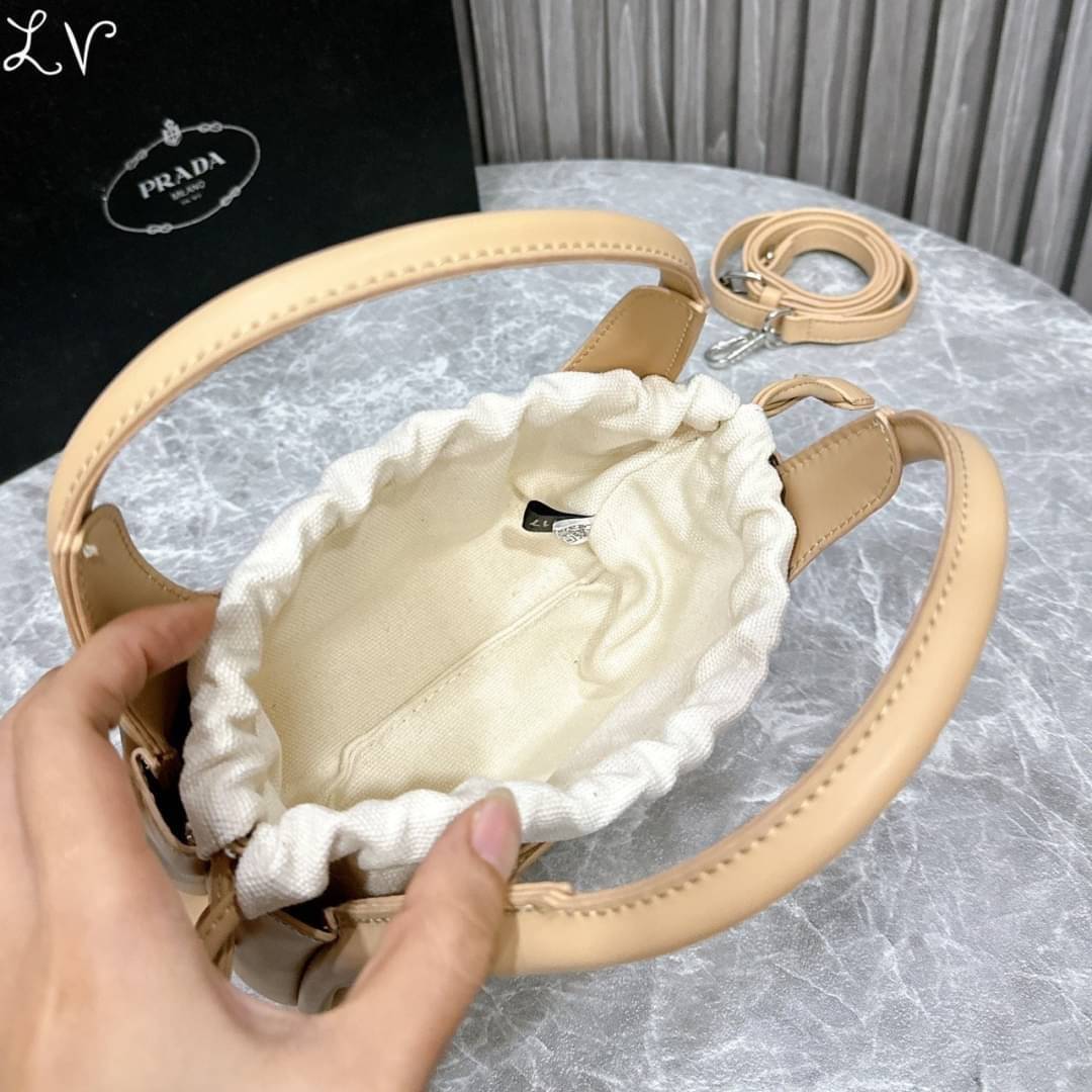 PRADA leather handbag กระเป๋าถือดีไซน์สวย ใช้งานง่าย มีกระเป๋าผ้าเชือกผูกเพิ่มกิมมิกได้อย่างลงตัวน่ารัก มาพร้อมสายสะพายยาวถอดได้ ปรับใช้ได้กับทุกลุคและแมทช์กับทุกสไตล์ แนะนำเลยจ้า