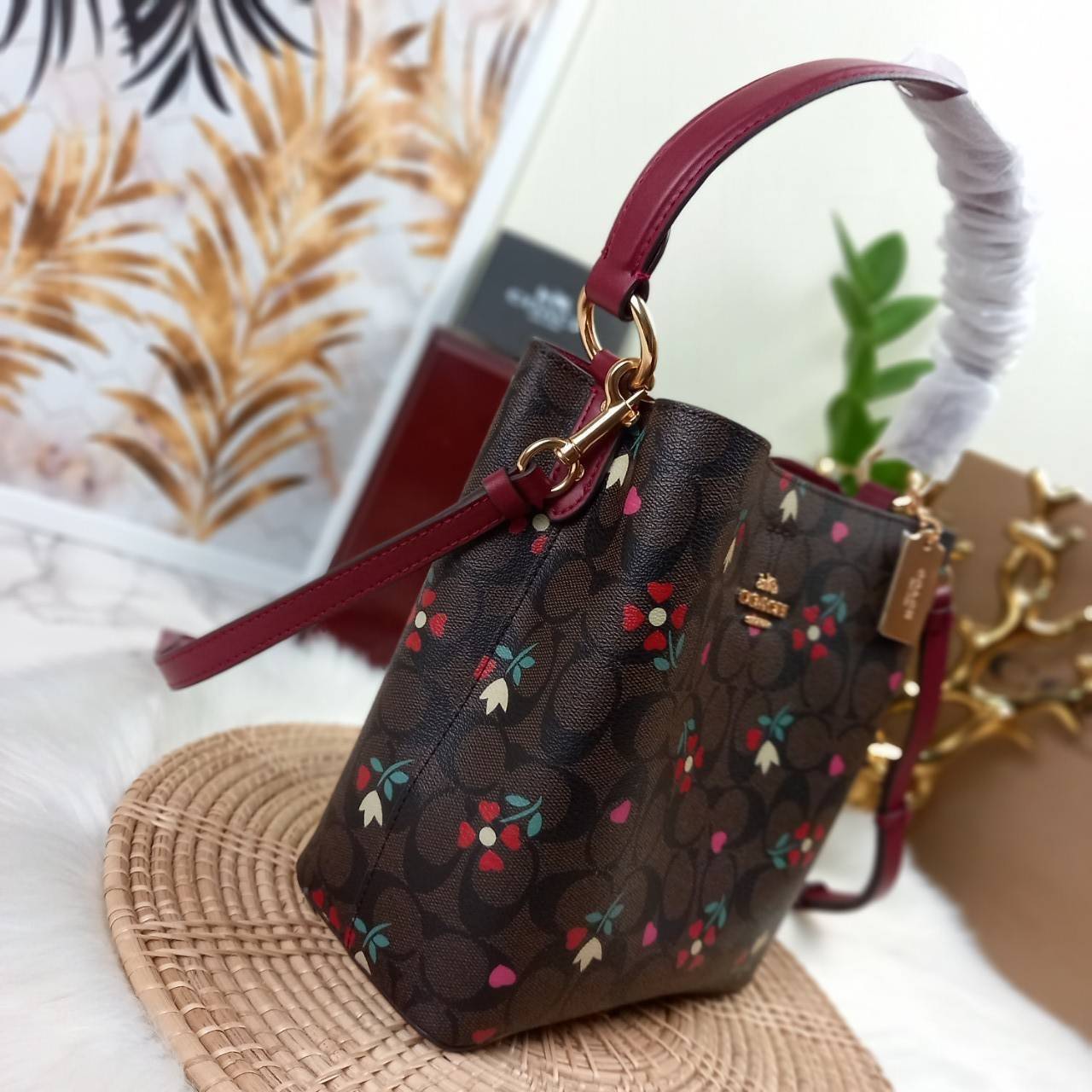 COACH SMALL TOWN BUCKET BAG WITH HEART PETAL PRINT(C7975//C7976)🌺💞กระเป๋าถือ กระเป๋าสะพาย ทรงฮิตยอดนิยมตลอดกาล>>ปริ้นลายดอกไม้รูปหัวใจมินิ น่ารักเกินเบอร์มาก🥰 ไม่ว่าจะออกมาคอลเลคชั่นไหนๆ ก็ครองใจสาวๆไปได้ทุกรุ่น/ วัสดุหนังแคน