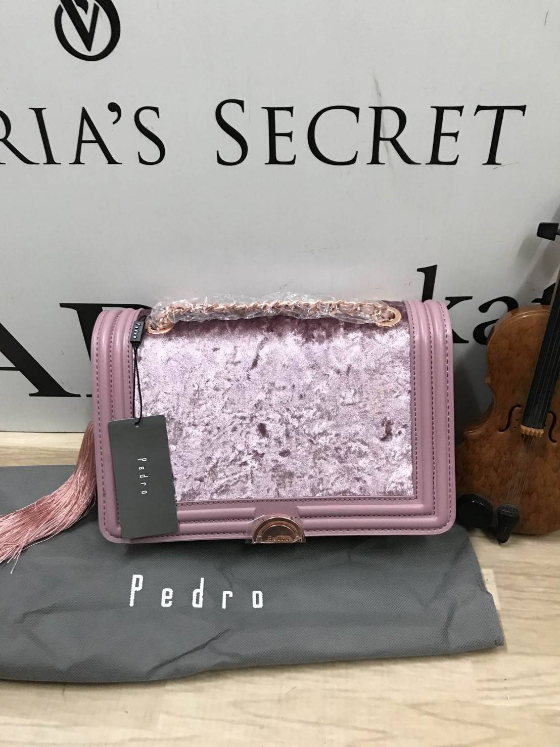 Pedro Velvet Tassel shoulder Bag รุ่นใหม่ชนช้อป!! จากแบรนด์ในเครือ charles&keith กระเป๋าสะพายข้างทรงกล่อง ตั้งอยู่ทรง สายสะพายโซ่ร้อยหนัง อะไหล่ทองทั้งใบ ด้านข้างประดับพู่สุดหรูสามารถสะพายได้ทั้งสายเดี่ยวและสายคู่ ภายในมีช่องซิปแยก สามารถใส่กระเป๋าสตางค์ท