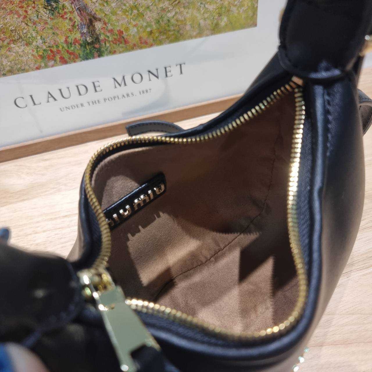 MIU MIU ZIP LEATHER TOP HANDLE BAG กระเป๋าสะพายไหล่/สะพายข้าง ทรงเก๋ ใช้งานง่าย เรียบหรูดูลัคชูสุดๆ