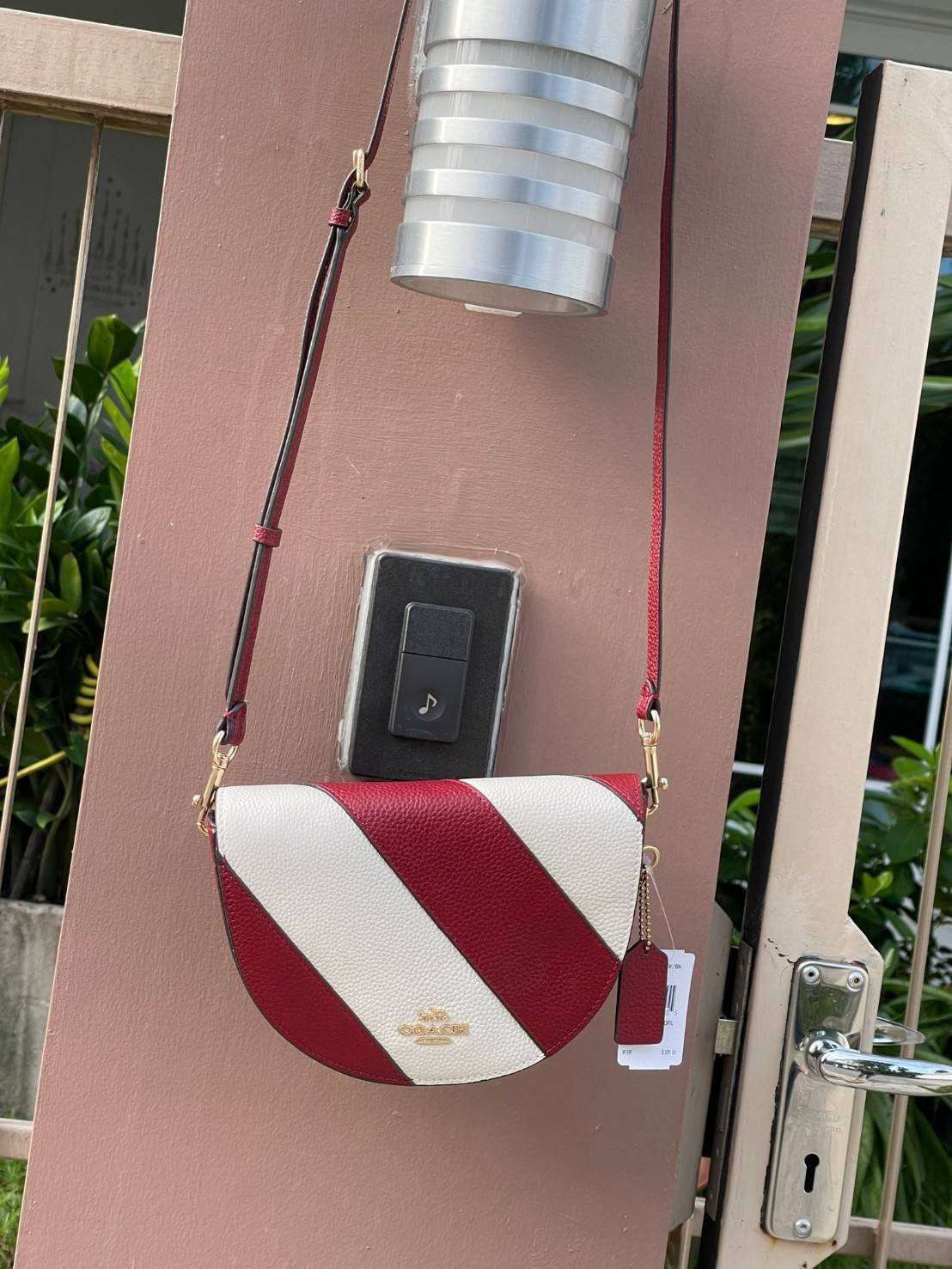 พร้อมส่งที่ไทยครบทั้ง6สีค่ะ 😘 Coach Ellen Crossbody In Signature ((C1432)) กระเป๋าทรงฮาฟมูนรูปทรงคลาสสิก ออกแบบให้มีลักษณะโค้งมน ไม่ดูเป็นทรงแข็งจนเกินไป ดีไซน์และสีของกระเป๋ายังเรียบง่าย เข้าได้กับทุกชุด สะพายครอสบอดี้ร์//สะพายข้าง หรือถือแบบคลัท