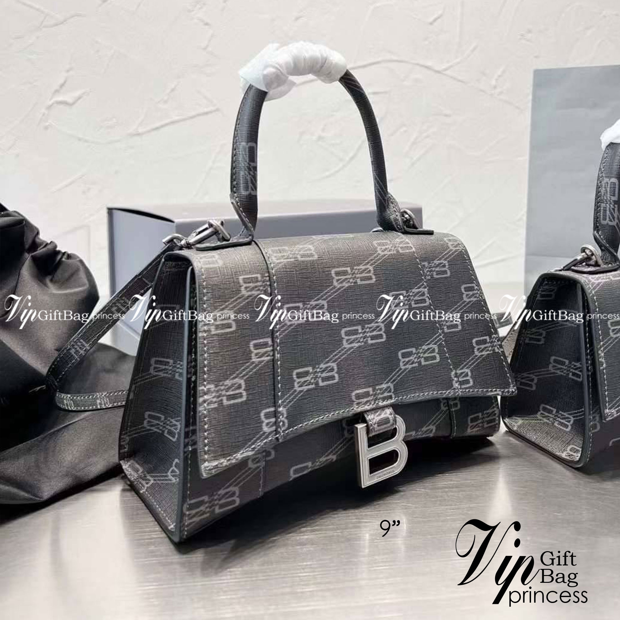 BALENCIAGA Hourglass BB Monogram top-handle tote bag กระเป๋าสะพายแบรนด์หรูซิกเนเจอร์ใบล่าสุด ที่มาพร้อมดีไซน์โดดเด่น มีความโฉบเฉี่ยว โค้งมนเหมือนพระจันทร์เสี้ยว เพิ่มความโดดเด่นสะดุดตาด้วยการตกแต่งอักษร B เมทัลลิก ที่เป็นเอกลักษณ์แบรนด์ งานจริงสวยงามตามรู