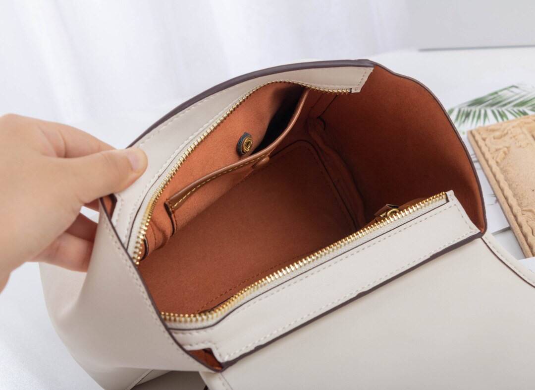 Coach Courier Carryall 23 With Floral Applique สินค้าใหม่ทรงน่ารัก ใช้แล้วดูแพงมากกก มีช่องใส่ขนาดกว้าง ใส่ของได้จำนวนมาก แถมยังสามารถถือเก๋ๆ แบบคุณนาย พร้อมทั้งสะพายเป็น crossbody ก็ได้ โดดเด่นด้วยสีส้น ดูเก๋ไม่เหมือนใครจิงๆ เปิดปิดด้วยกระดุมหมุน ใช้แล้ว