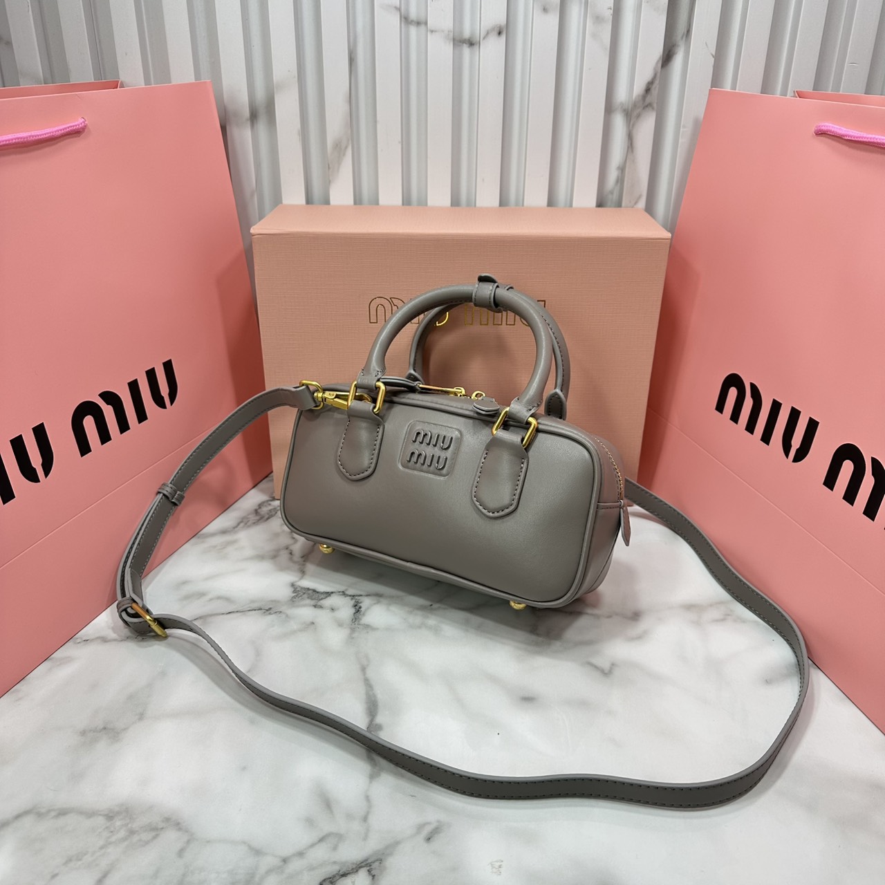 ORI หนังแท้ | MIU MIU Arcadie leather mini-bag Mini 20cm กระเป๋าสะพายทรงโฮโบลุคลูกคุณหรูหรา ไซส์มินิน่ารักๆเก๋ๆ สวยดูแพง หูจับในตัวง่ายและสะดวกพกพา